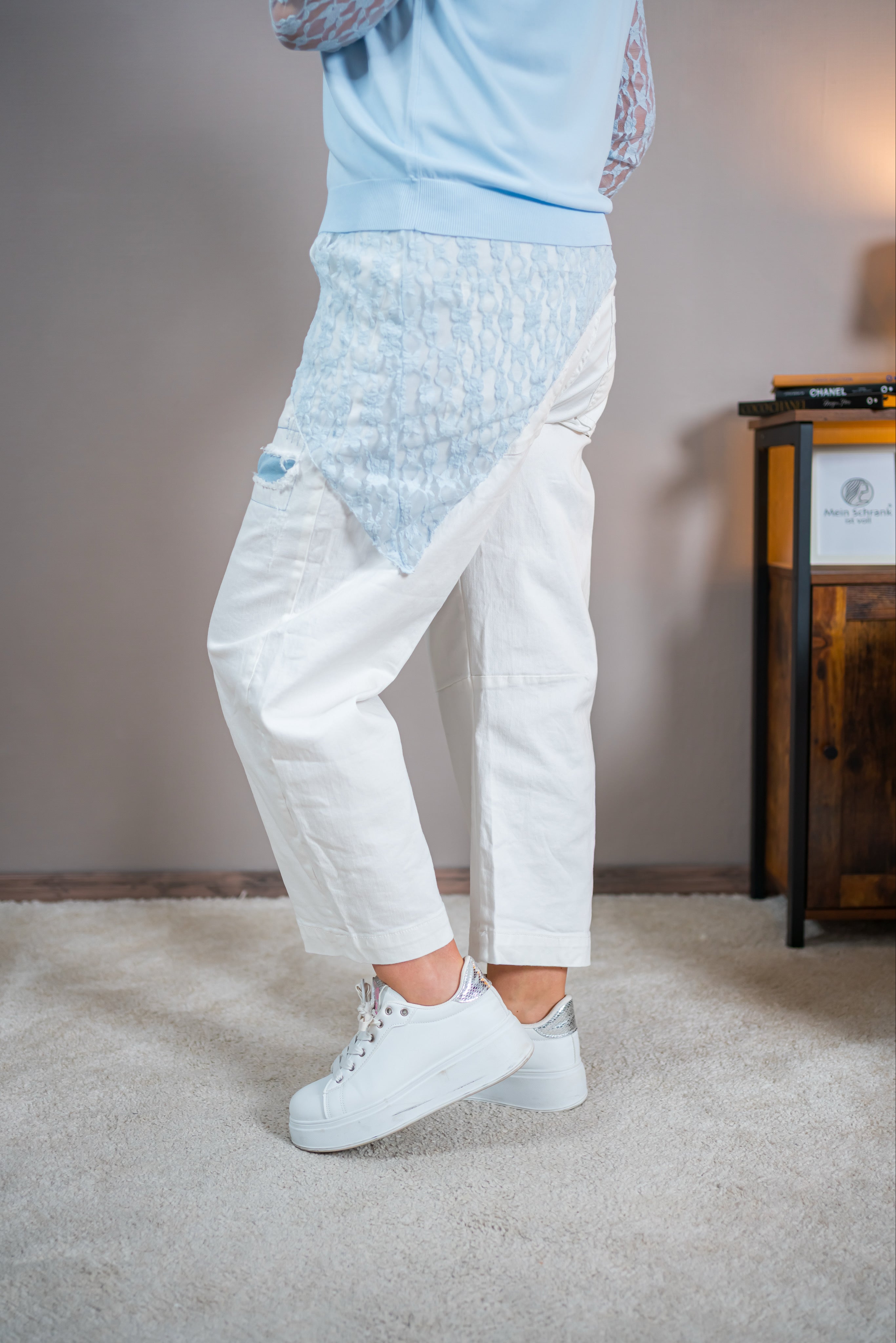 Weiße Soft-Bottle-Jeans mit Patchdetails