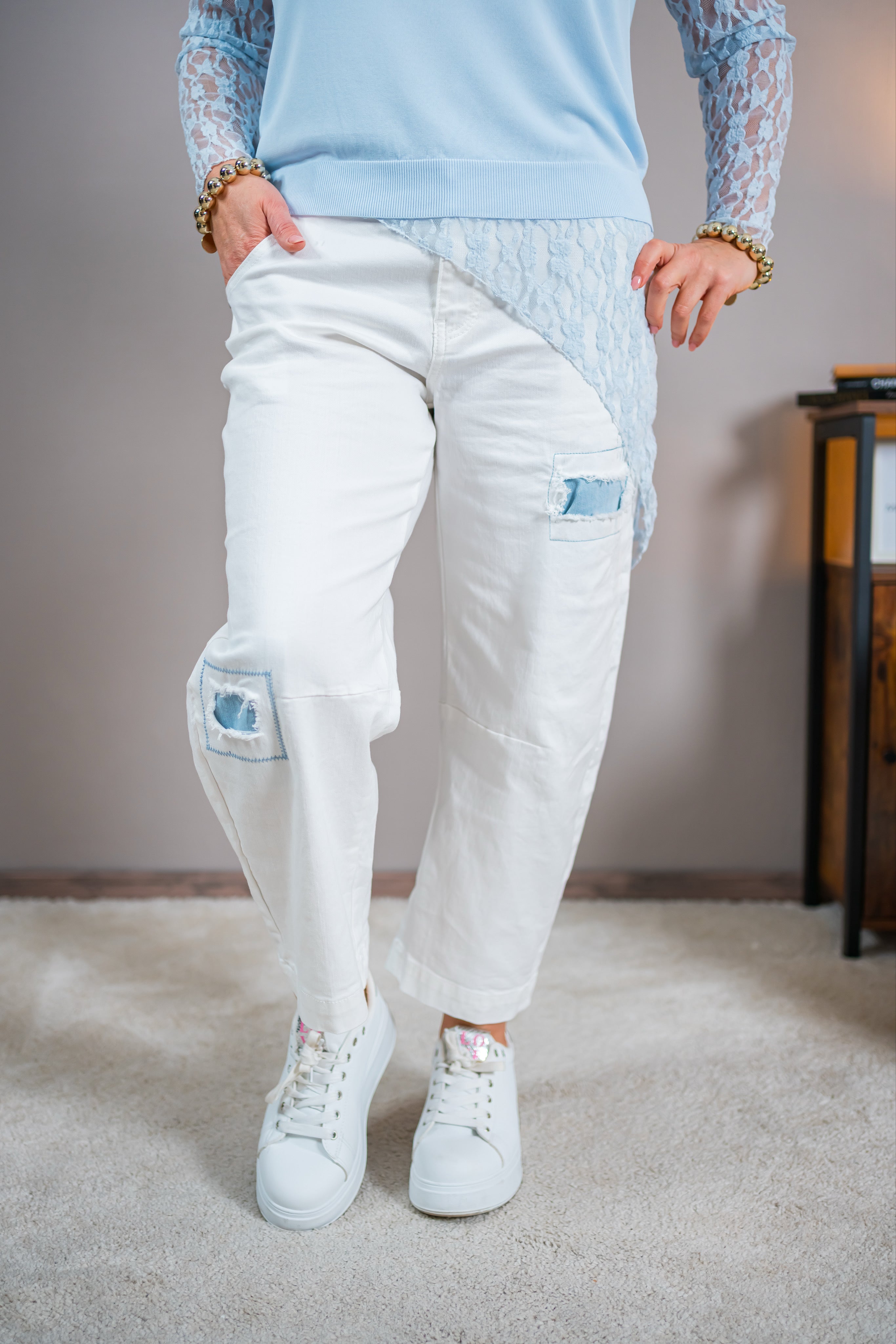 Weiße Soft-Bottle-Jeans mit Patchdetails