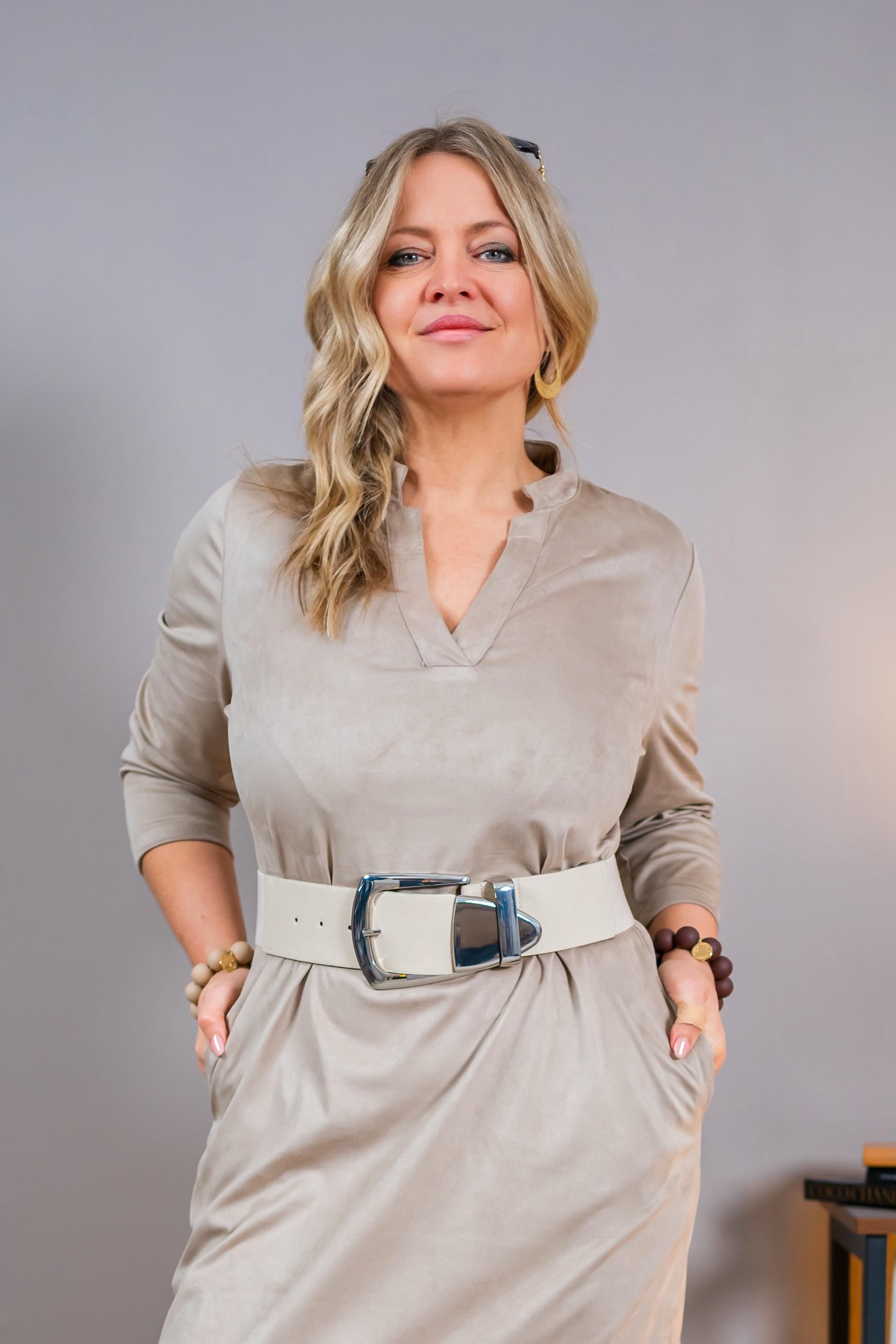 Kleid in Velourslederoptik, beige