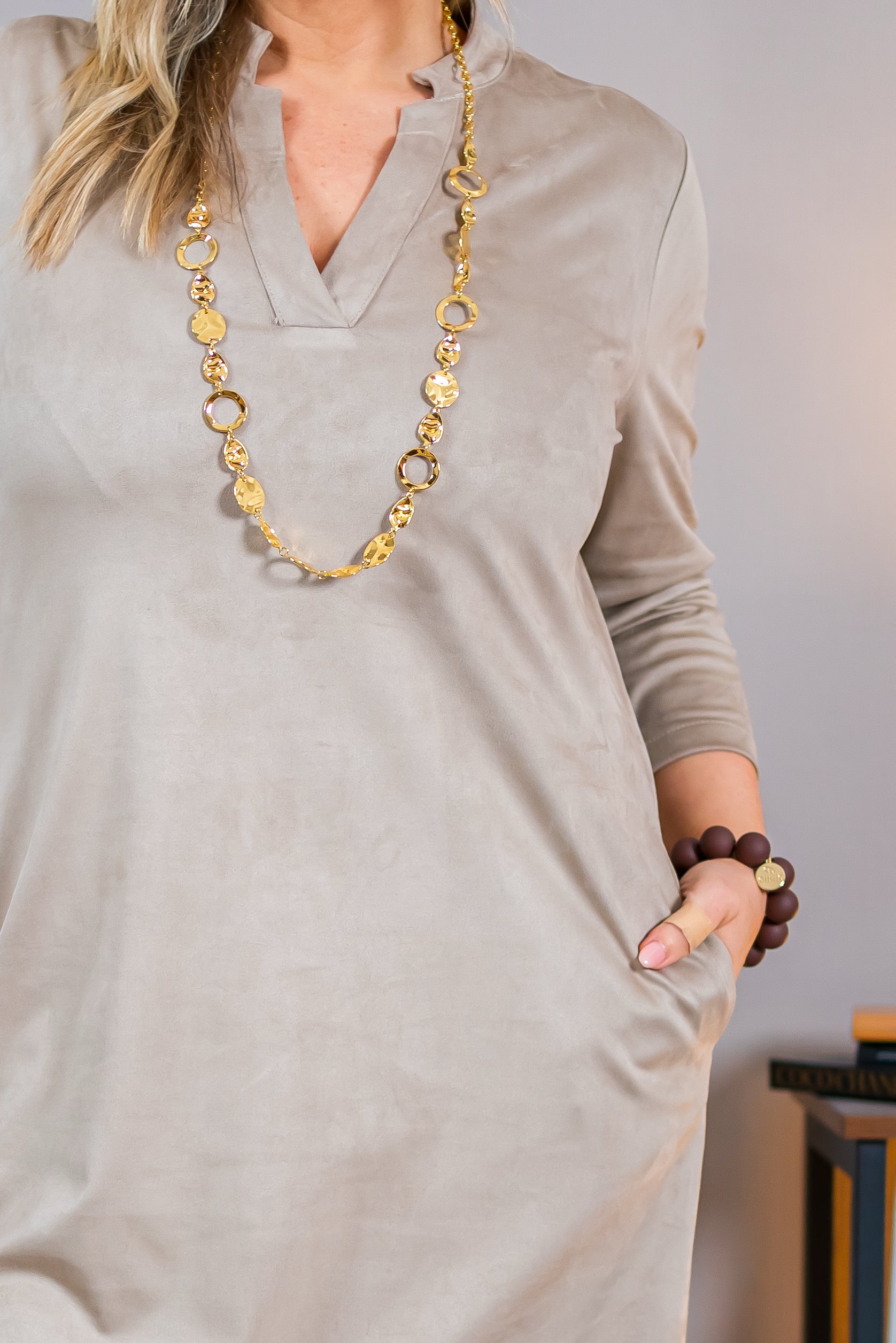 Kleid in Velourslederoptik, beige