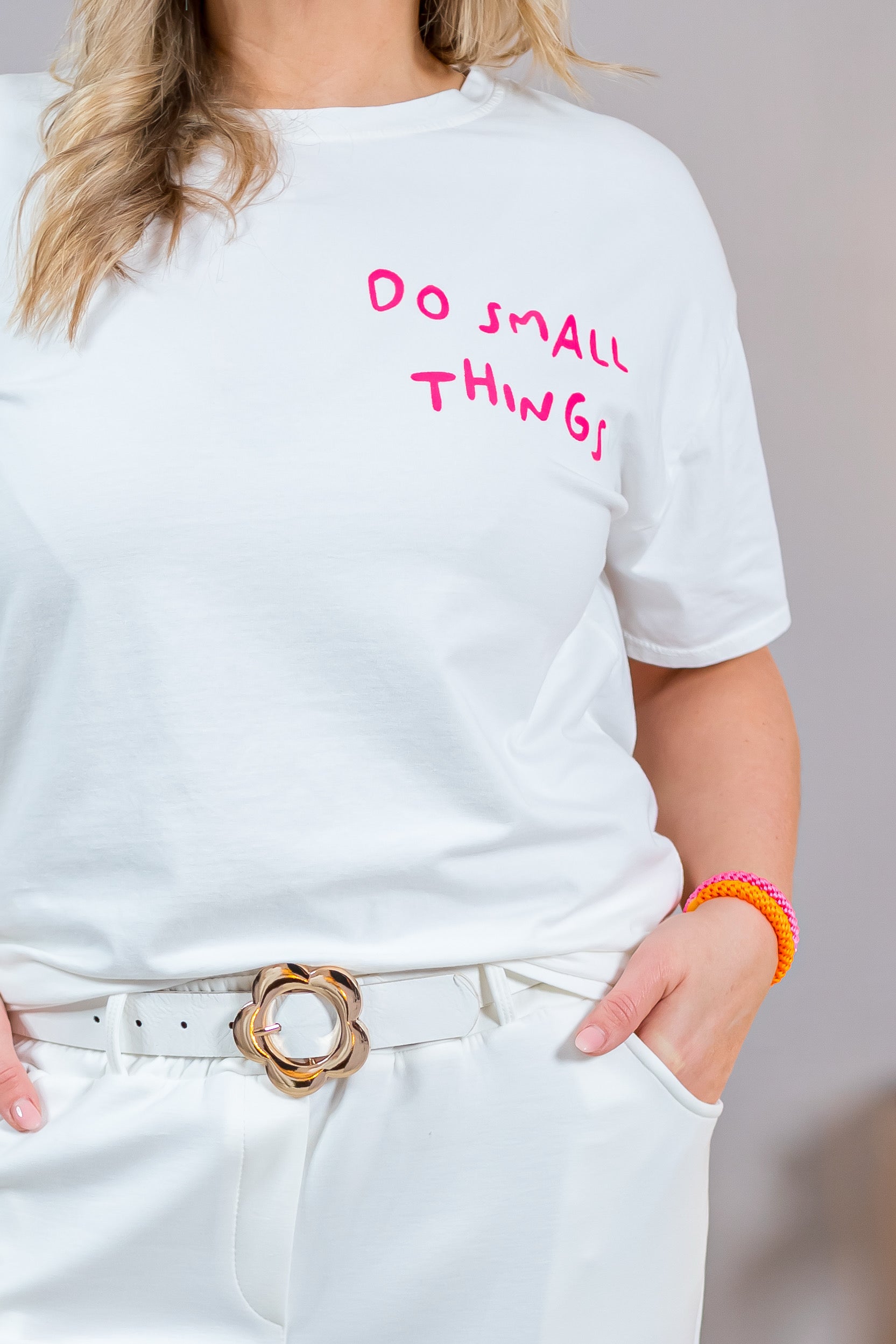 T-Shirt in Weiß/Pink