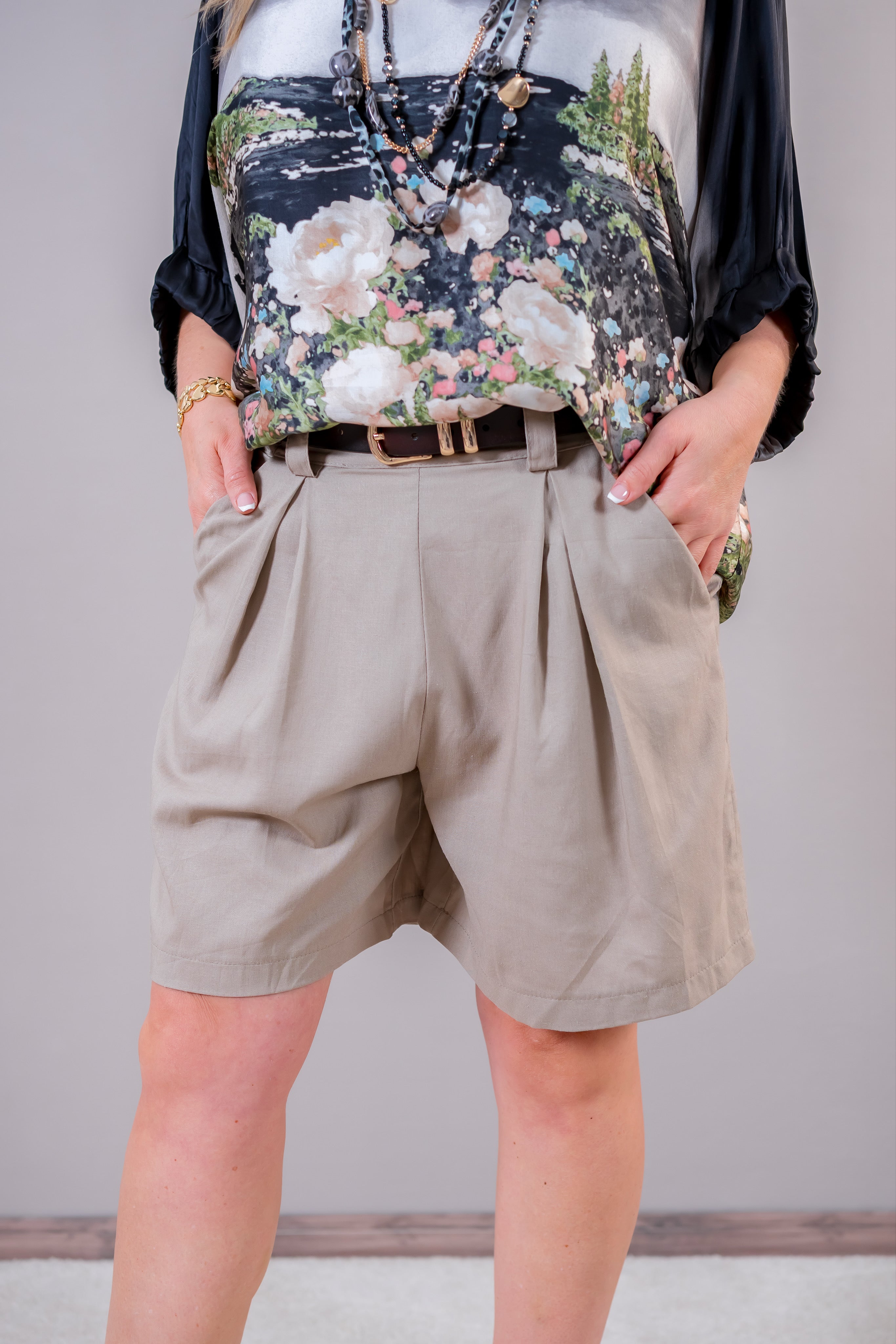 Kurze Leinenhose mit Gürtel, taupe