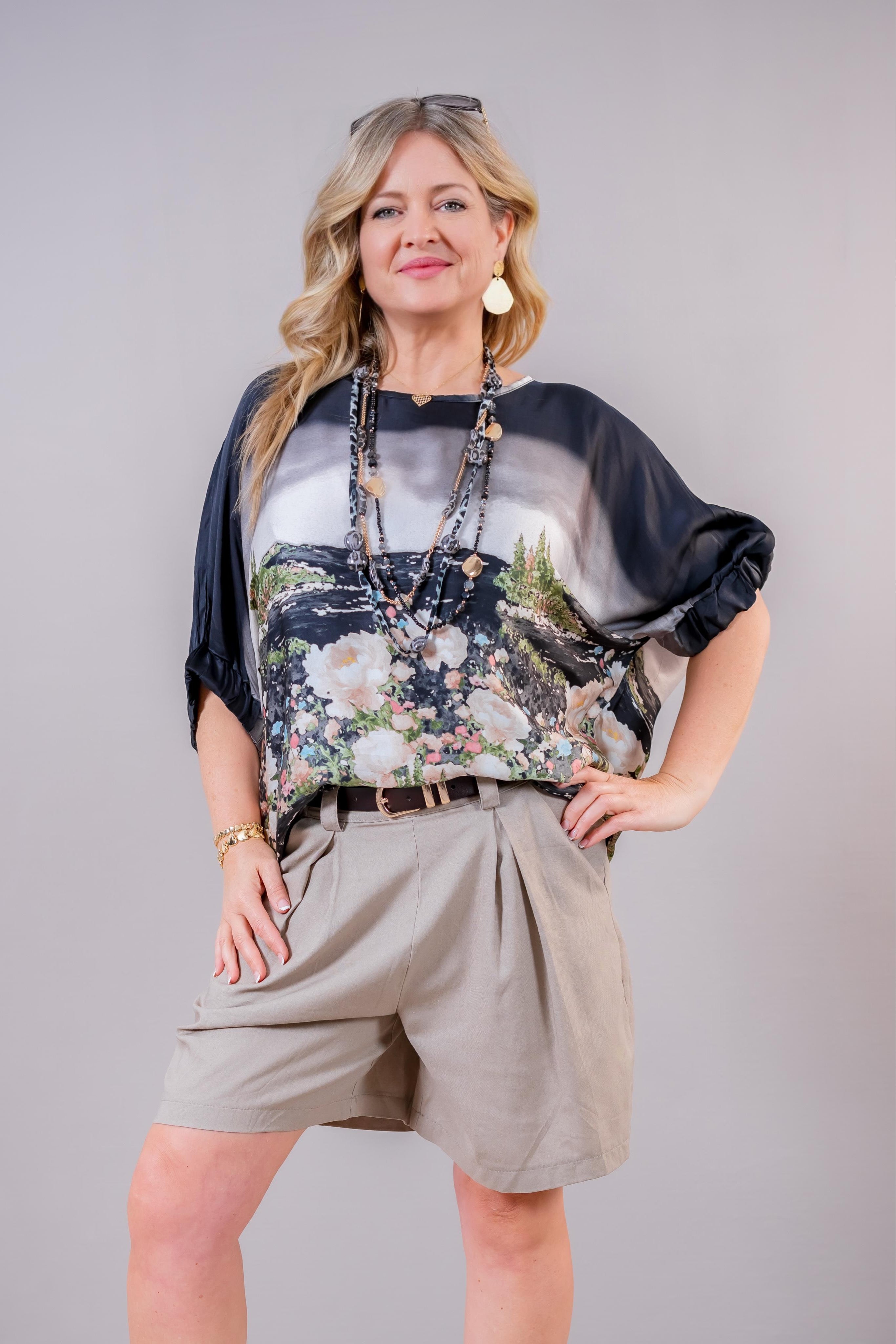 Leichtes Blusen-Shirt aus Viskose-Seiden-Mix mit idyllischem Print, schwarz
