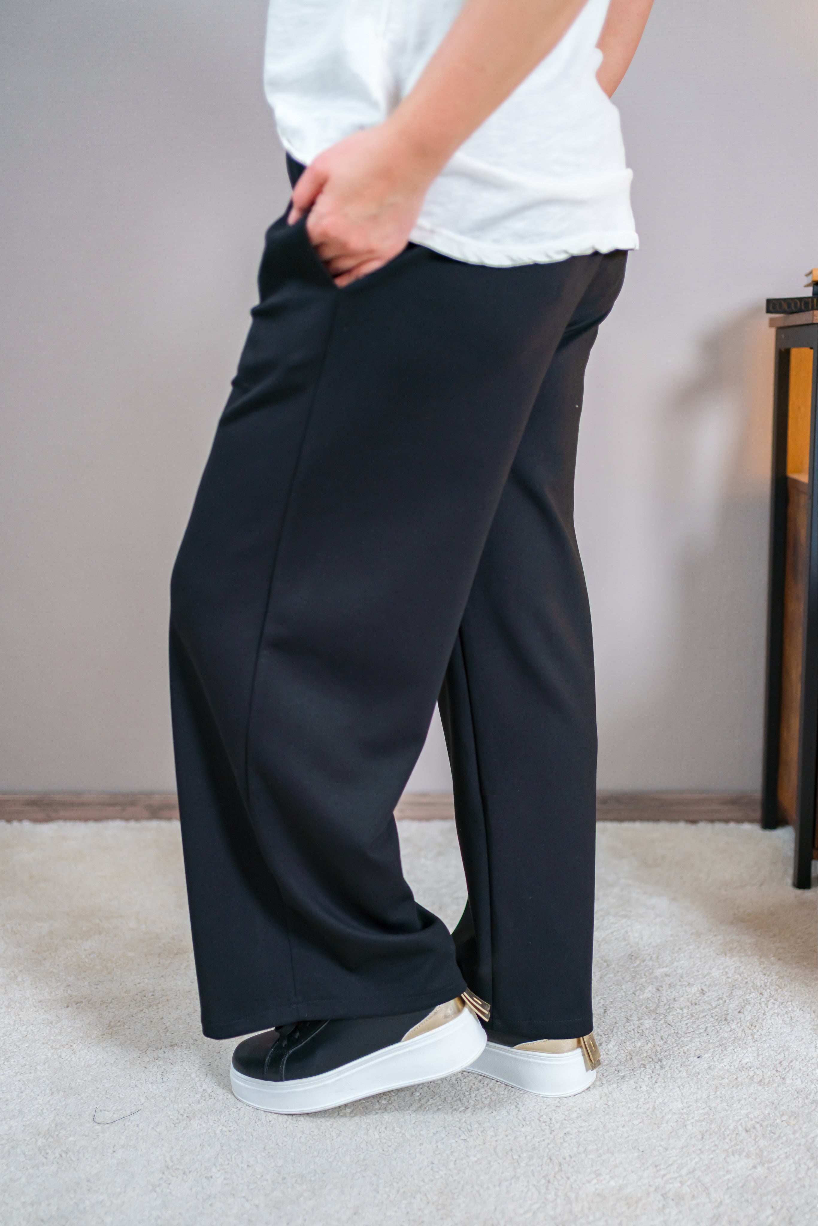 Weiche Hose mit weitem Bein, schwarz