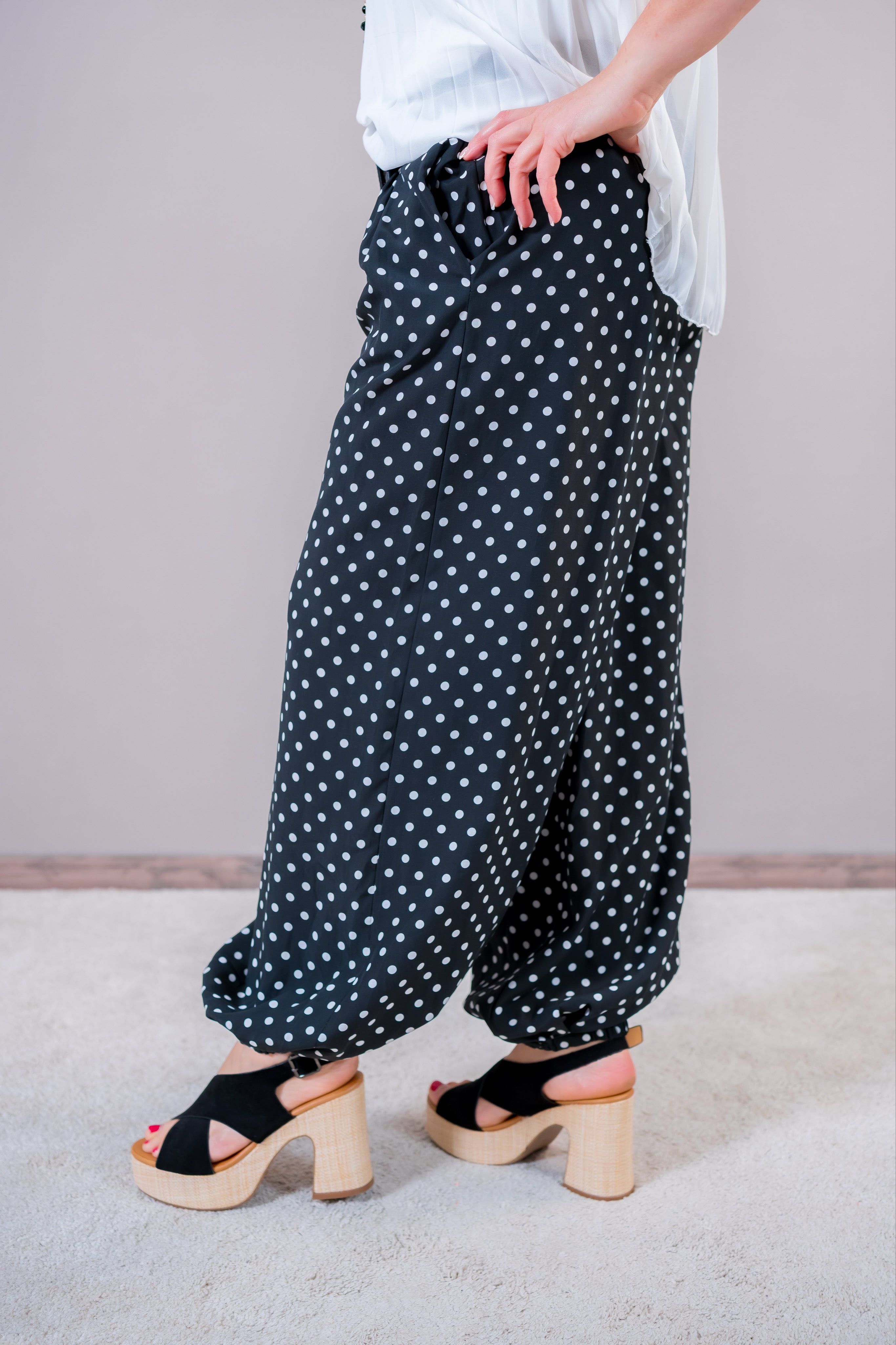 Leichte Hose mit Punkten, schwarz/weiß