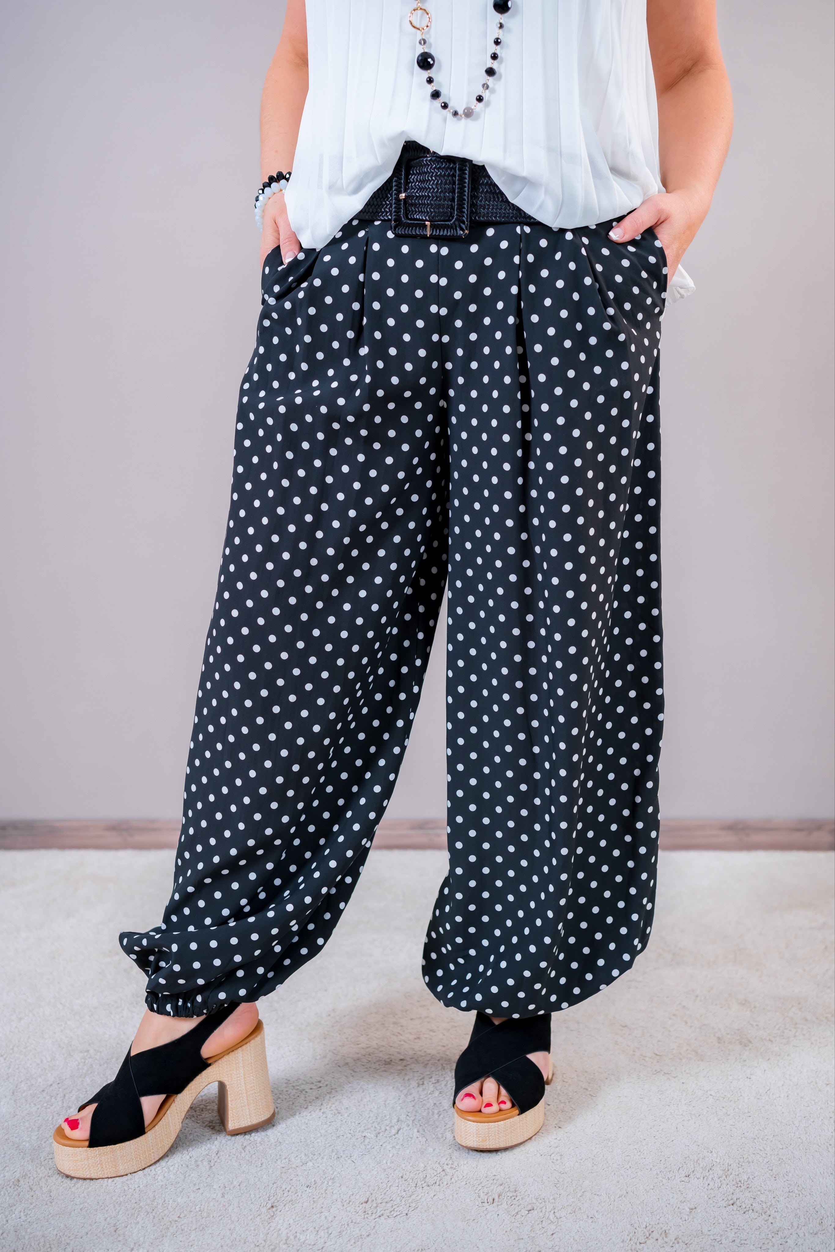 Leichte Hose mit Punkten, schwarz/weiß