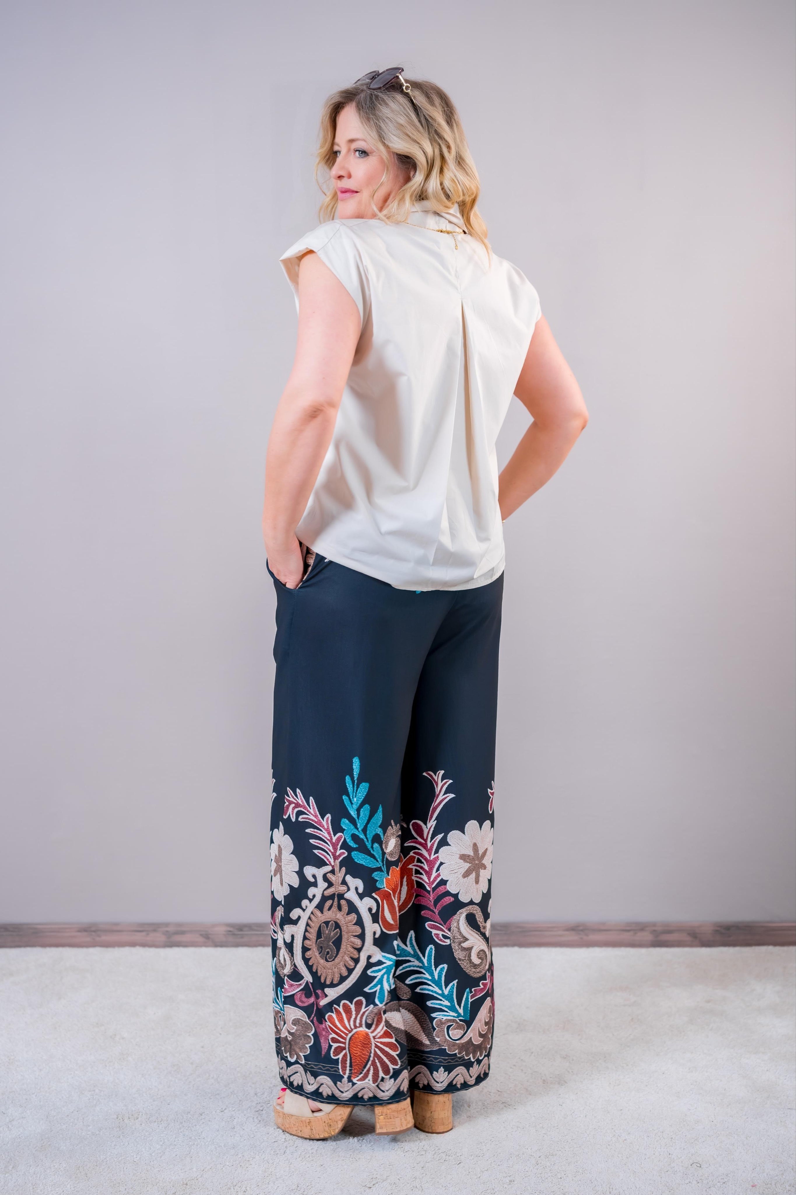 Ärmellose Bluse mit Hemdkragen, beige