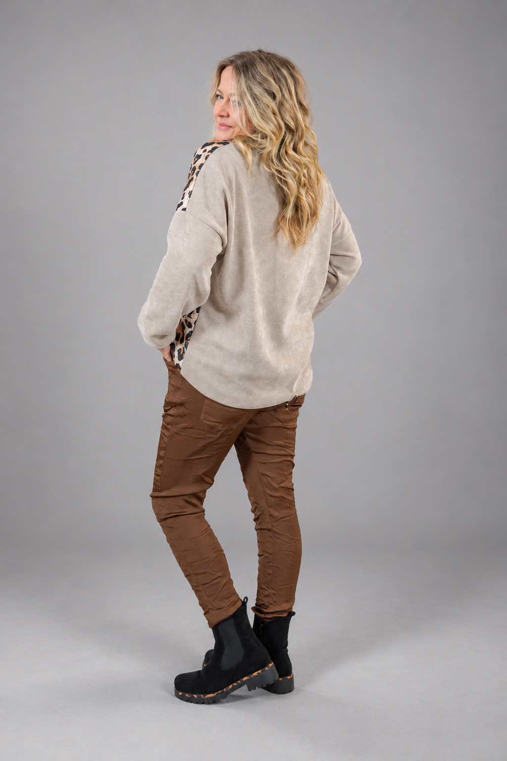 Sweatshirt "LEOLOVE", beige/leo