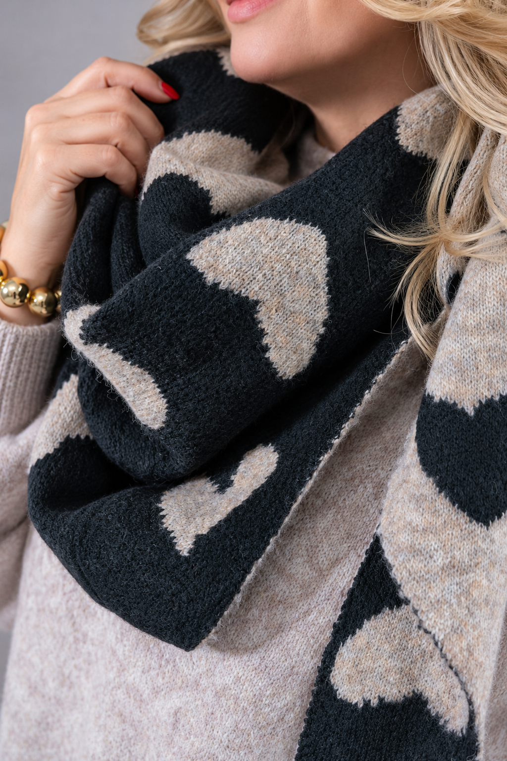 Dreiecksschal mit Herzen, beige/schwarz