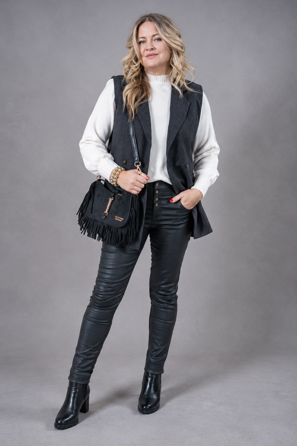 Elegante Schultertasche in Velours-Optik mit Fransen, schwarz