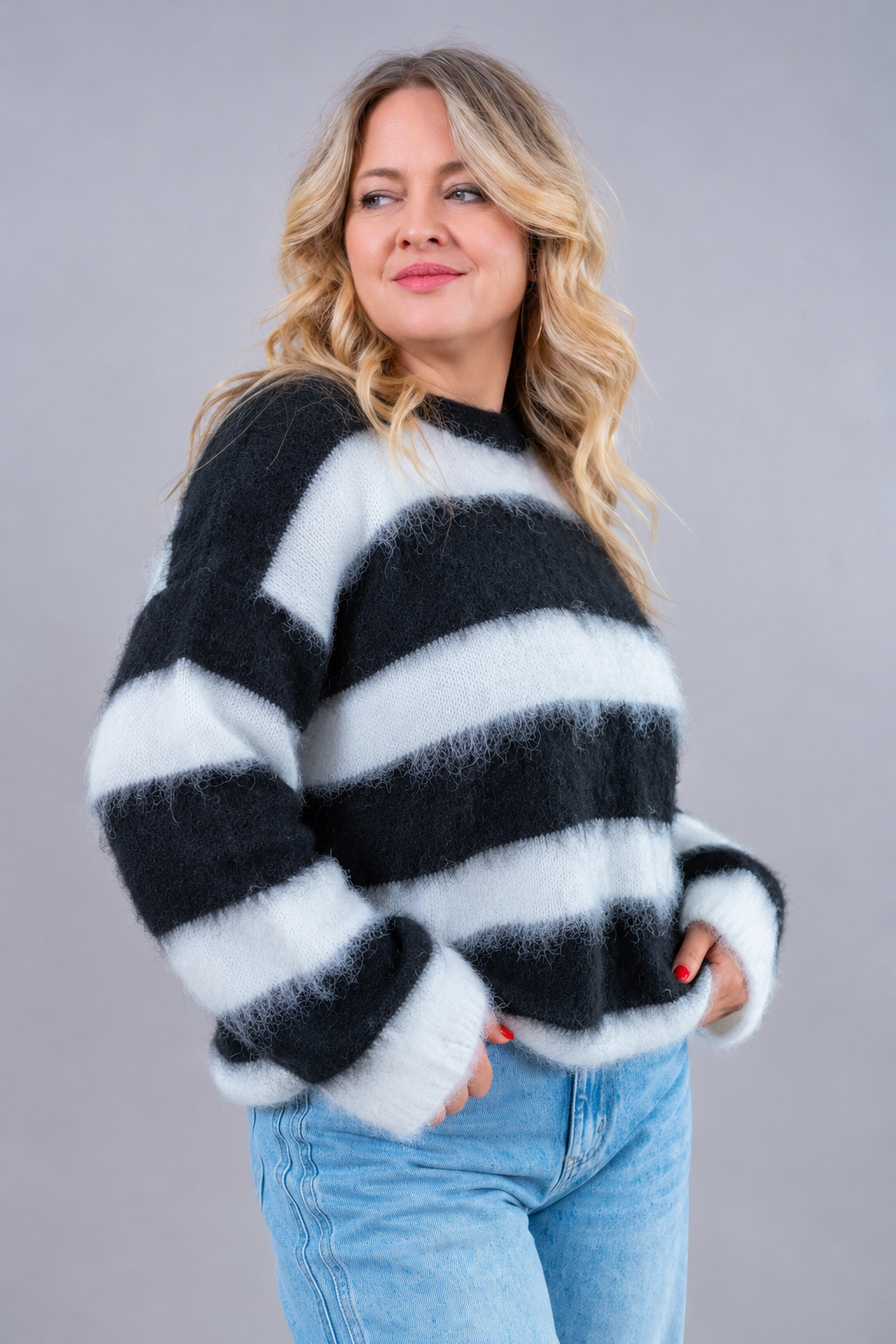 Gestreifter Strickpullover, schwarz/wollweiß