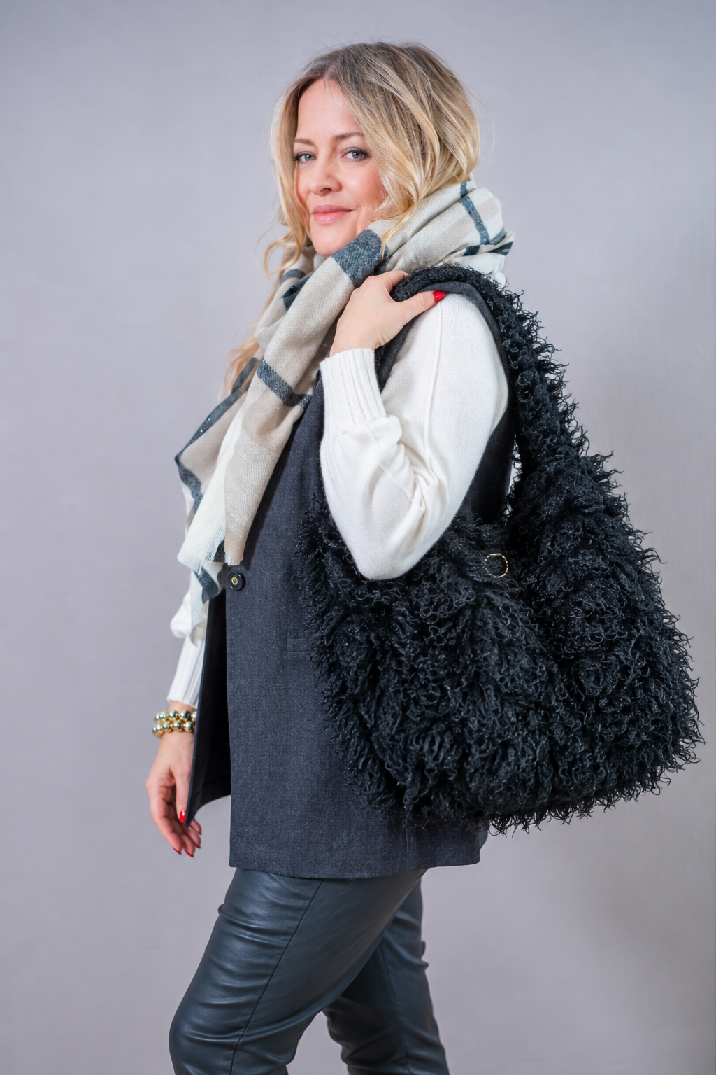 Statement-Tasche "Wild Curly" in Felloptik, schwarz