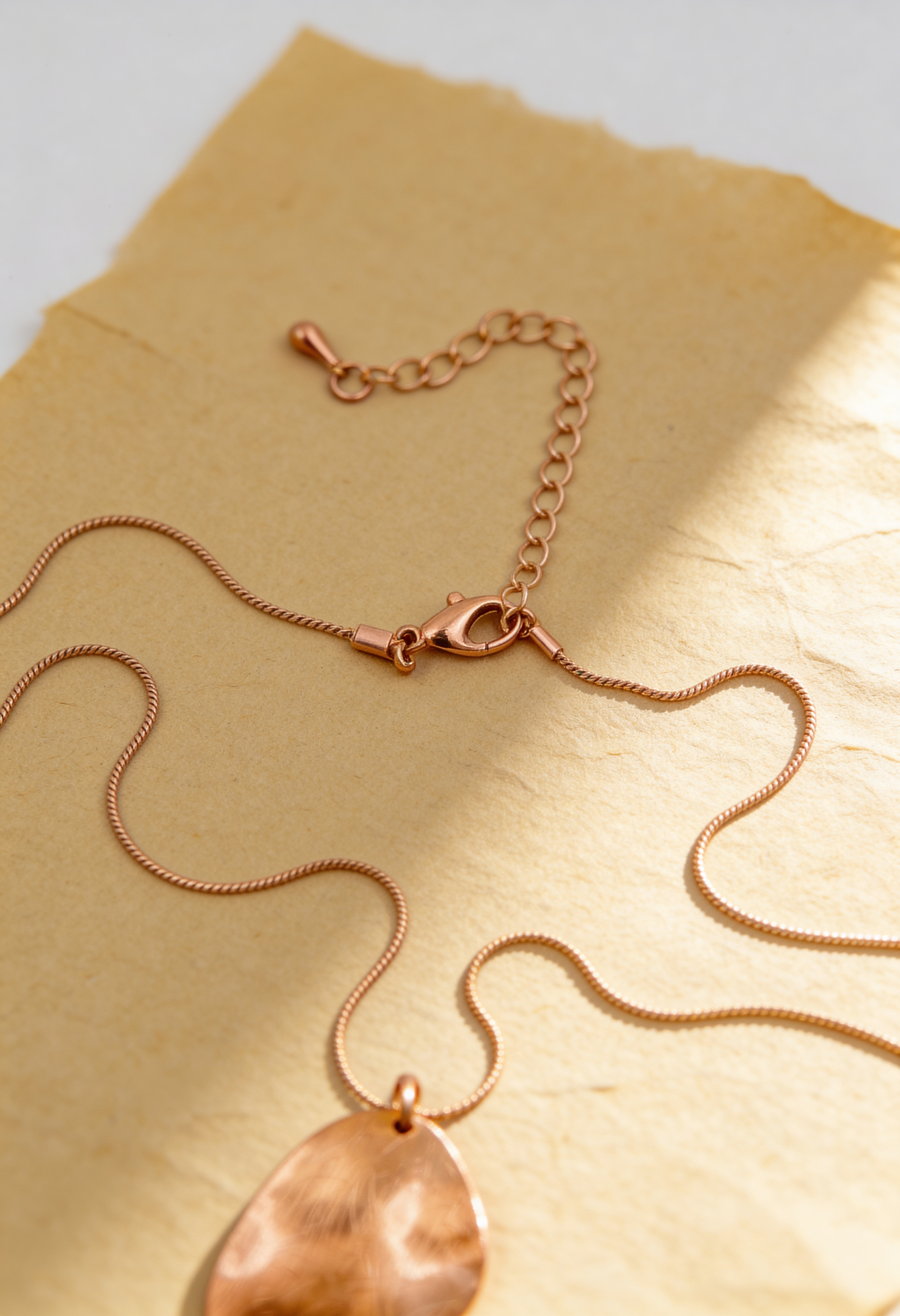 Elegante Halskette mit Blatt-Anhänger, roségold