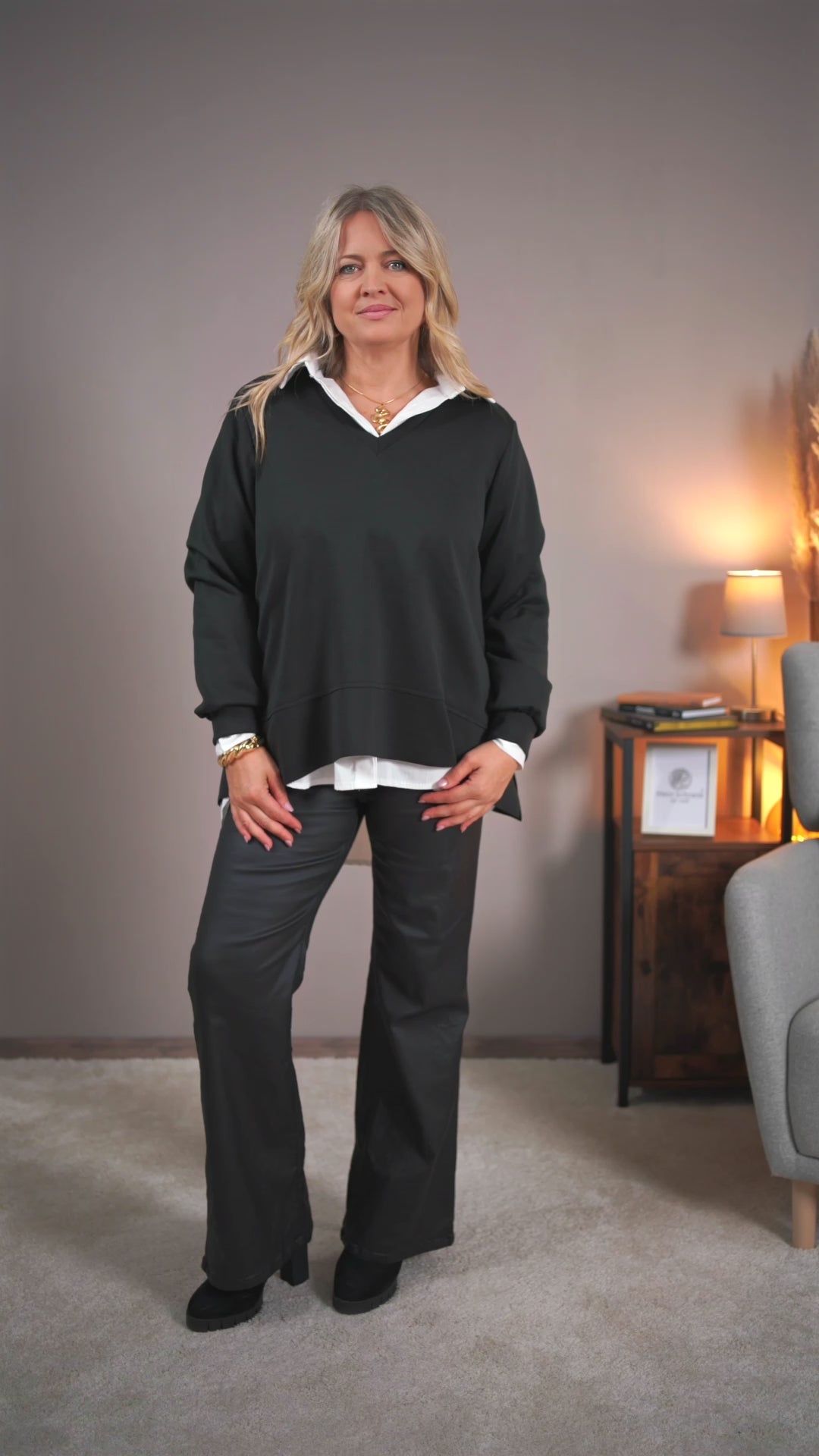 Oversize Sweatshirt mit V-Ausschnitt, schwarz