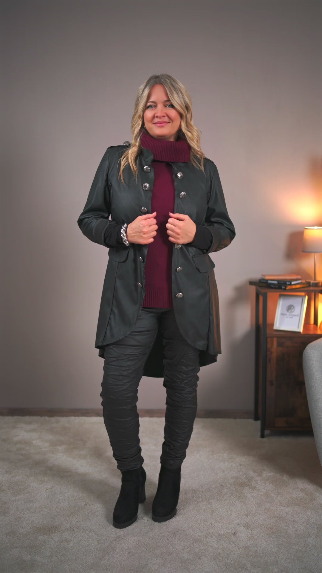 Langer Blazer im Lederlook mit Zierknöpfen, schwarz