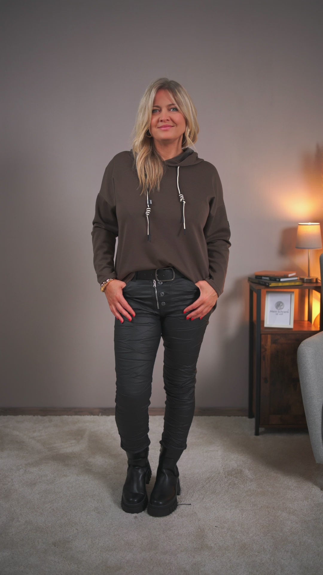 Hoodie mit doppelter Kordel und Aufnäher, schokobraun