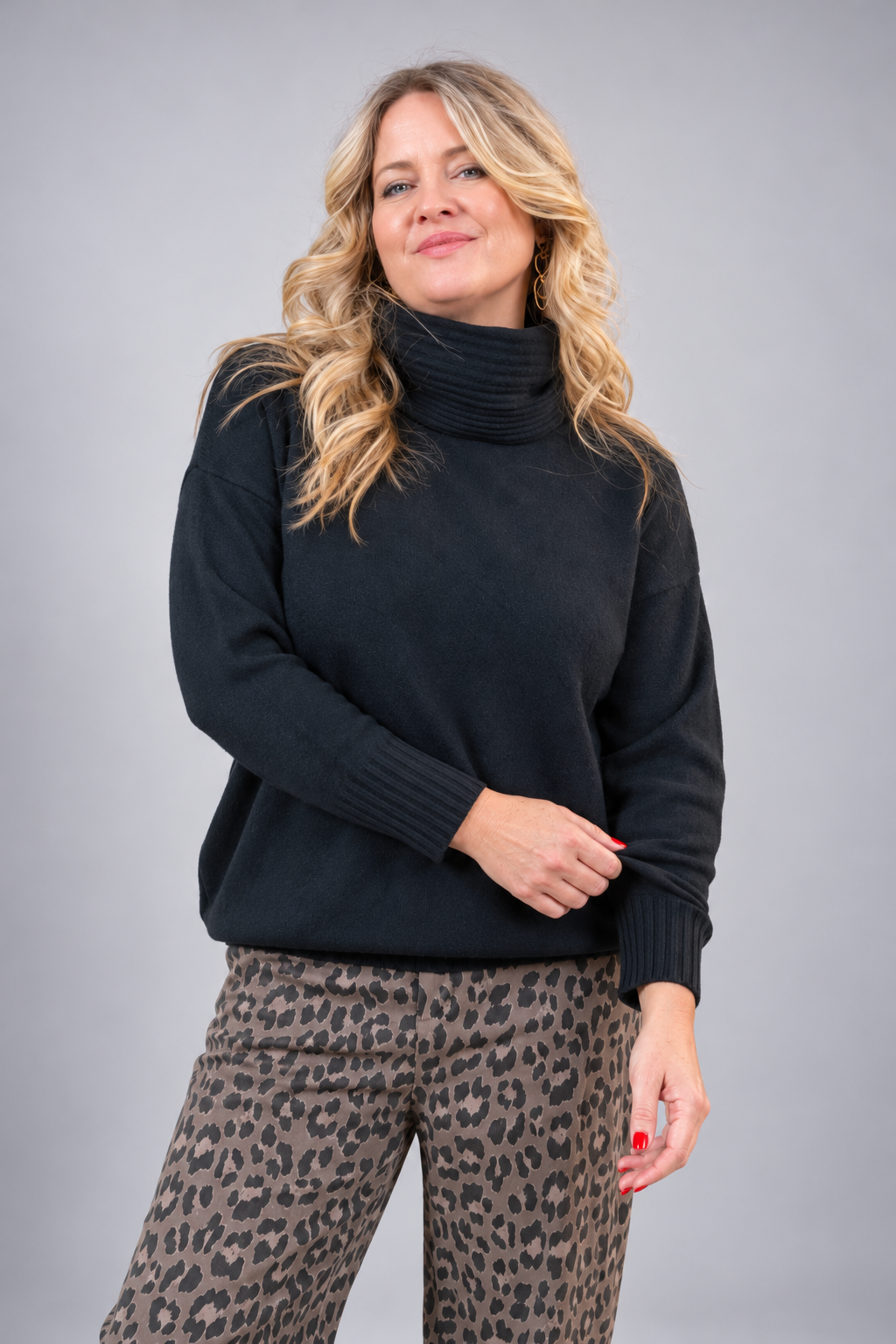 Oversize Strickpullover mit Rollkragen & Taschen, schwarz