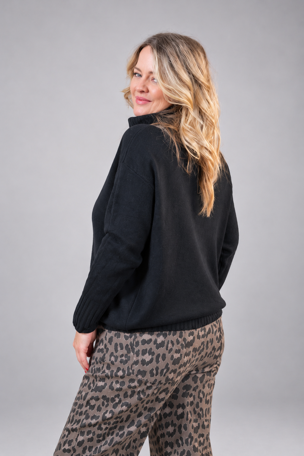 Oversize Strickpullover mit Rollkragen & Taschen, schwarz