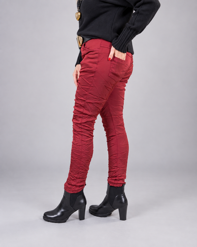 Glänzende Stretchhose im Crinkle-Look, bordeaux