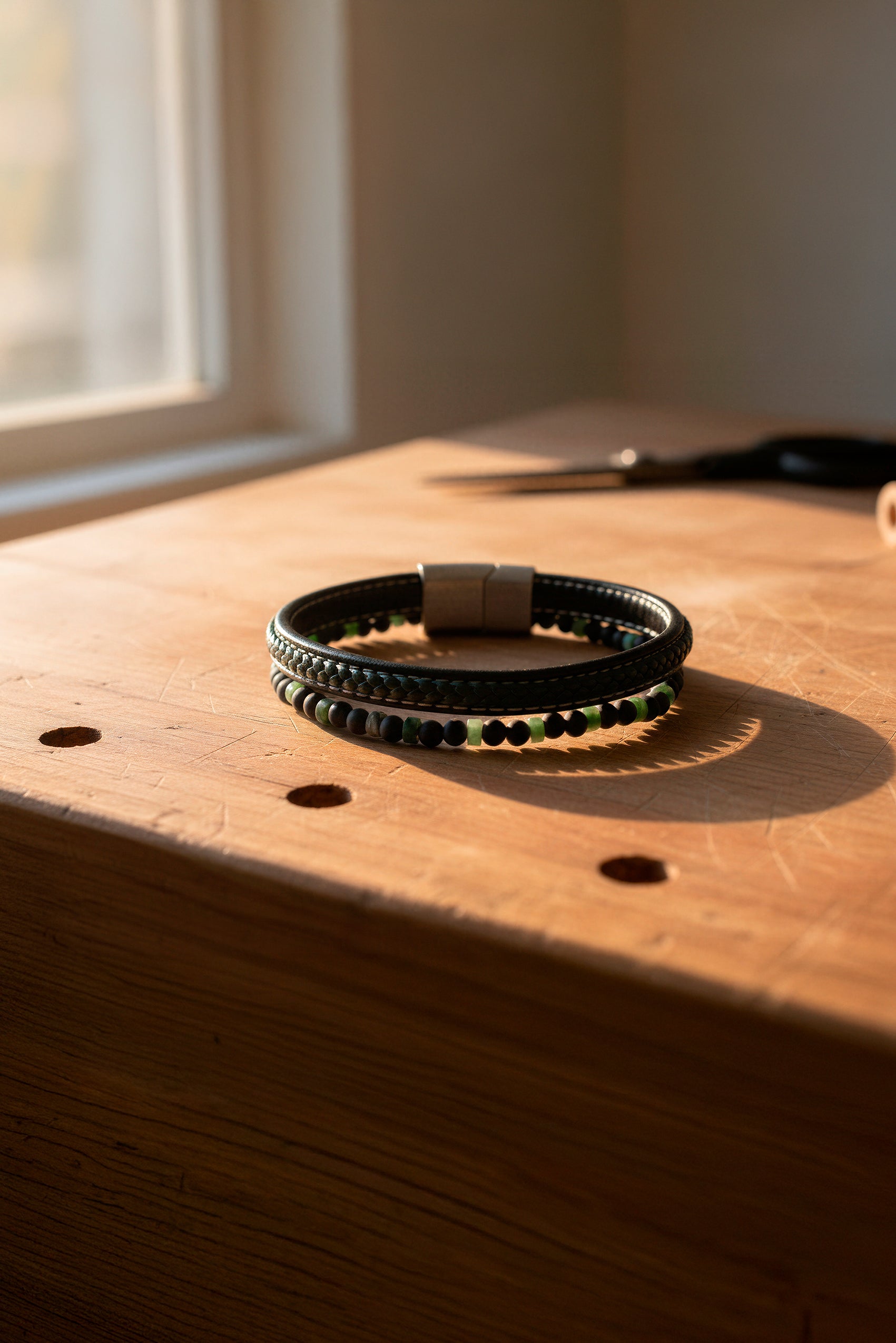 Herrenarmband mit Steinperlen und Kunstlederband, schwarz-grün