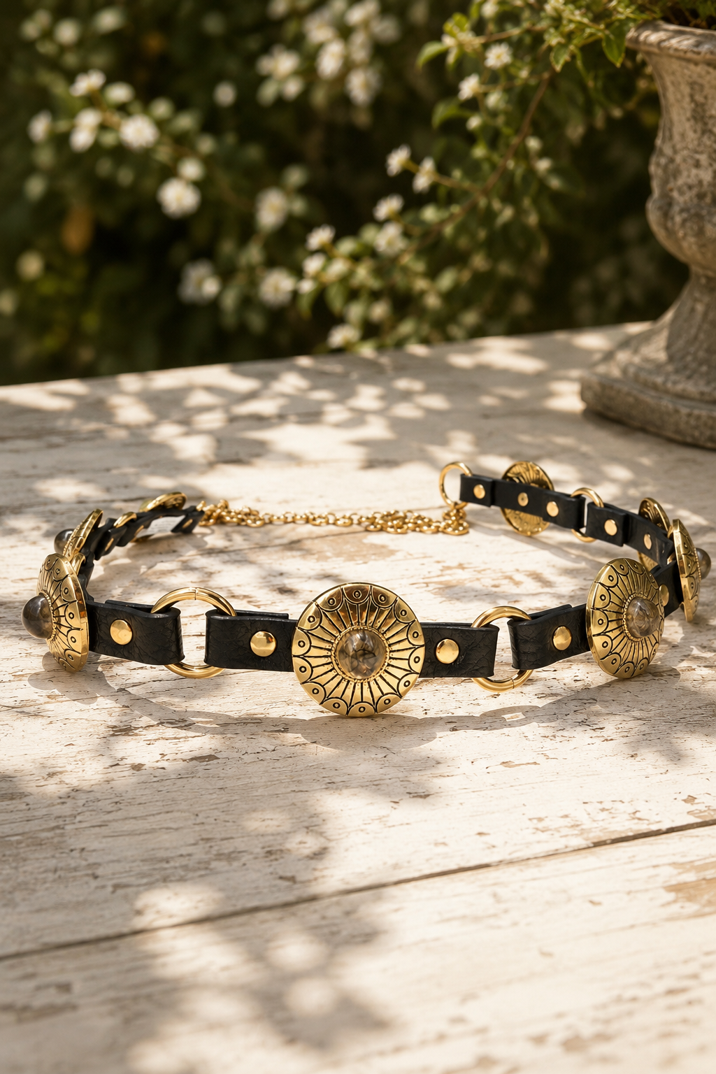 Schwarzer Kettengürtel mit Concho-Medaillons - Boho Western Style