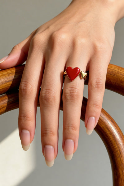 Offener Ring mit Herzdetail in Rot & Gold