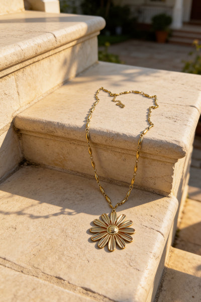 Lange Kette mit Blütenanhänger in Goldoptik
