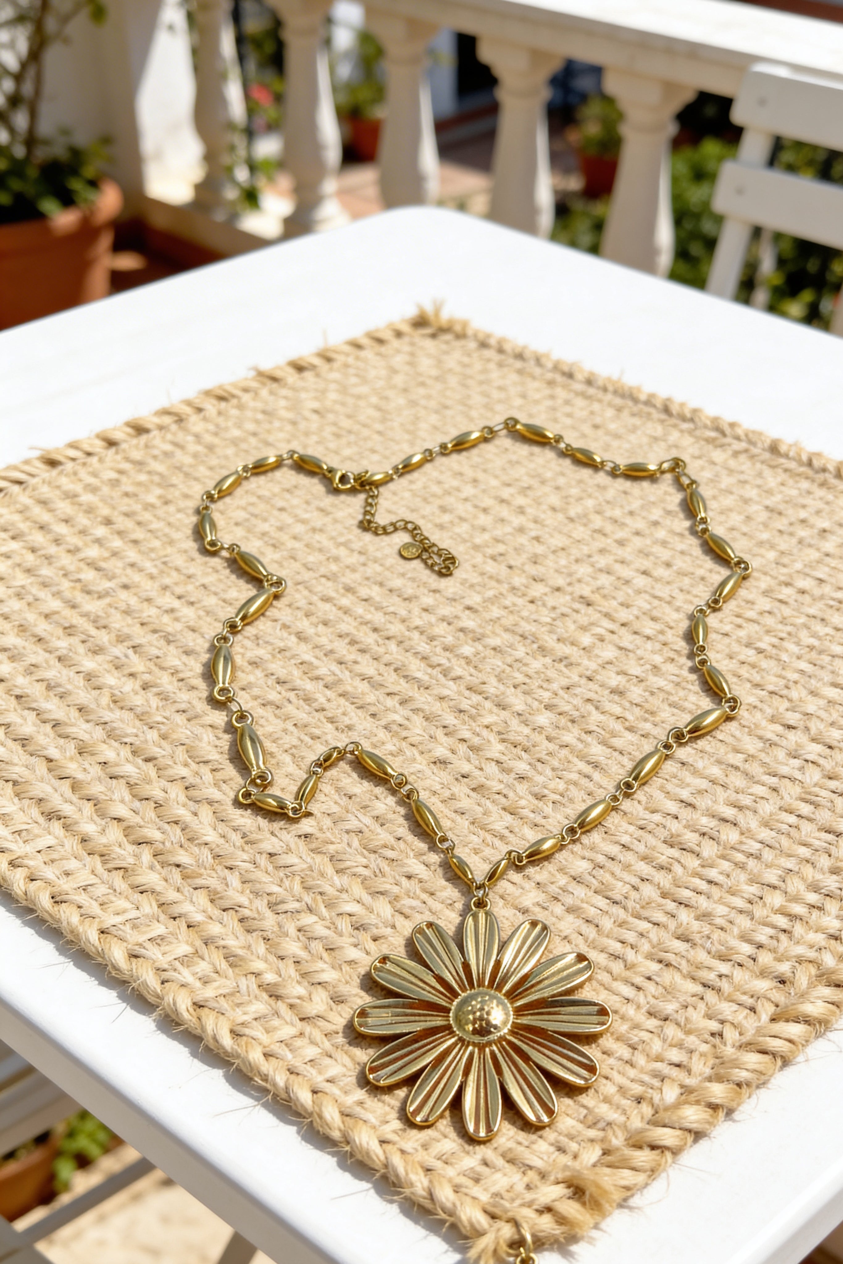 Lange Kette mit Blütenanhänger in Goldoptik