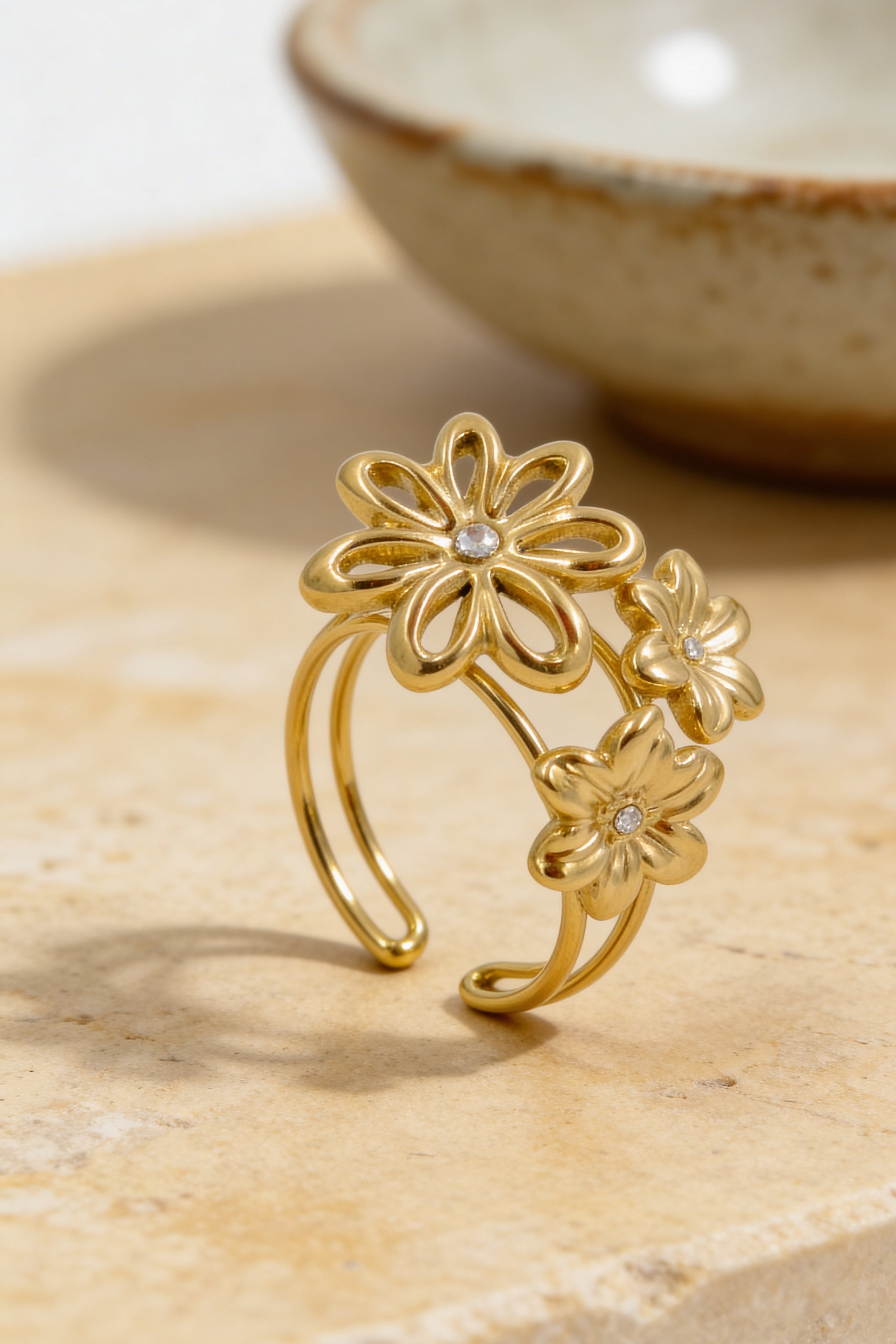 Offener Ring in Goldoptik mit Blüten