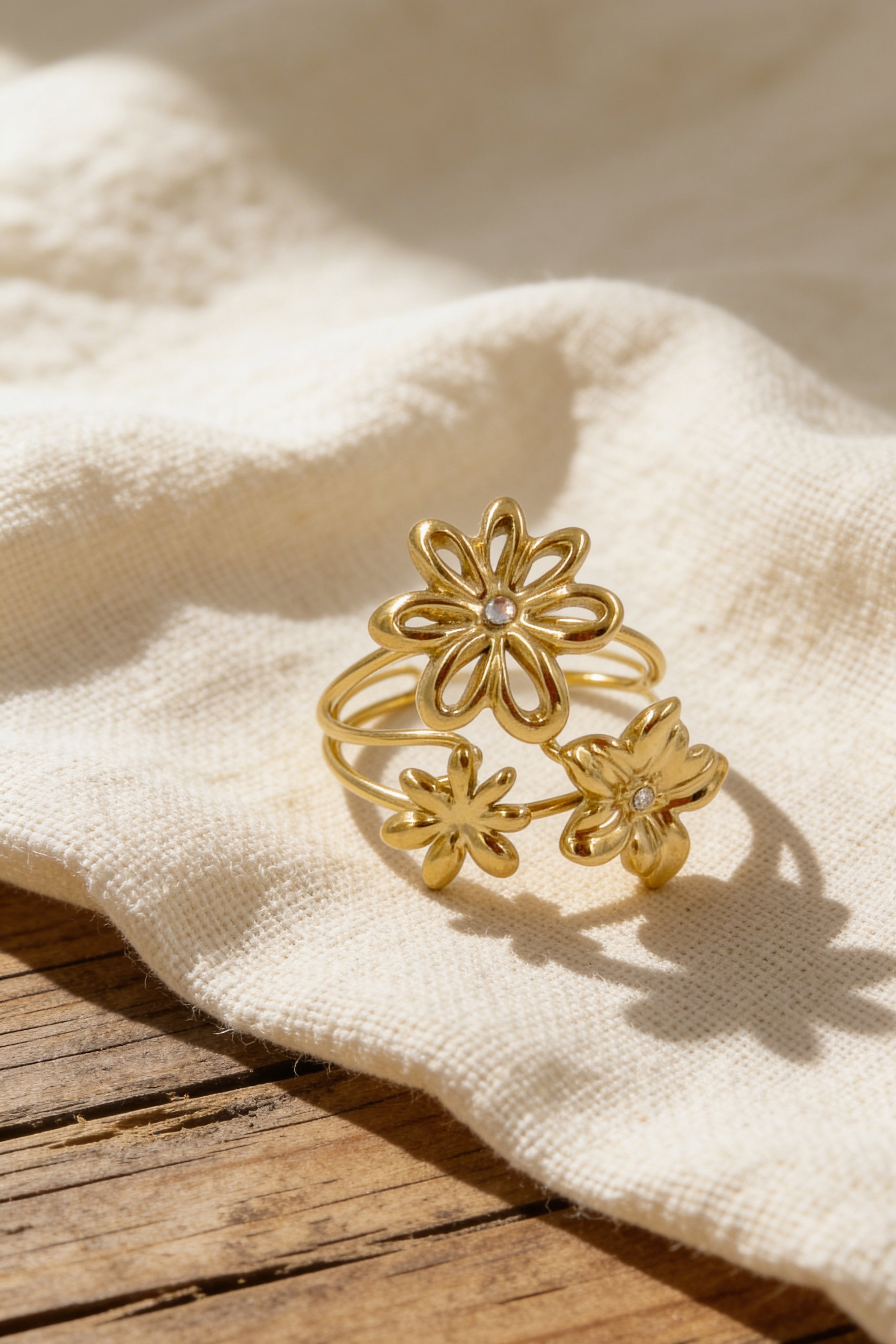 Offener Ring in Goldoptik mit Blüten