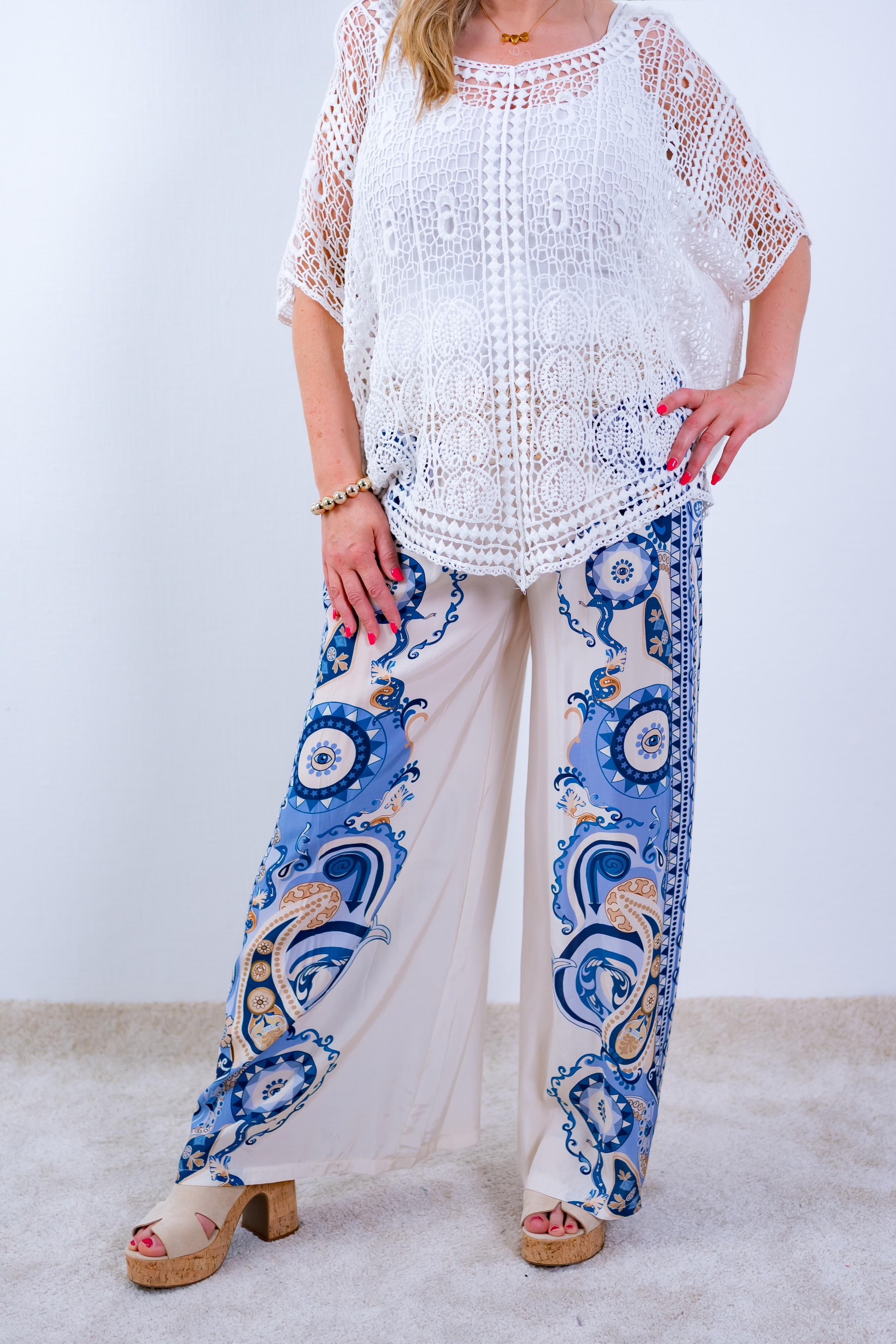 Weite Hose in Creme mit Muster