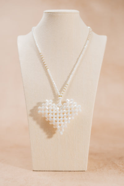 Halskette mit Herzanhänger, weiß