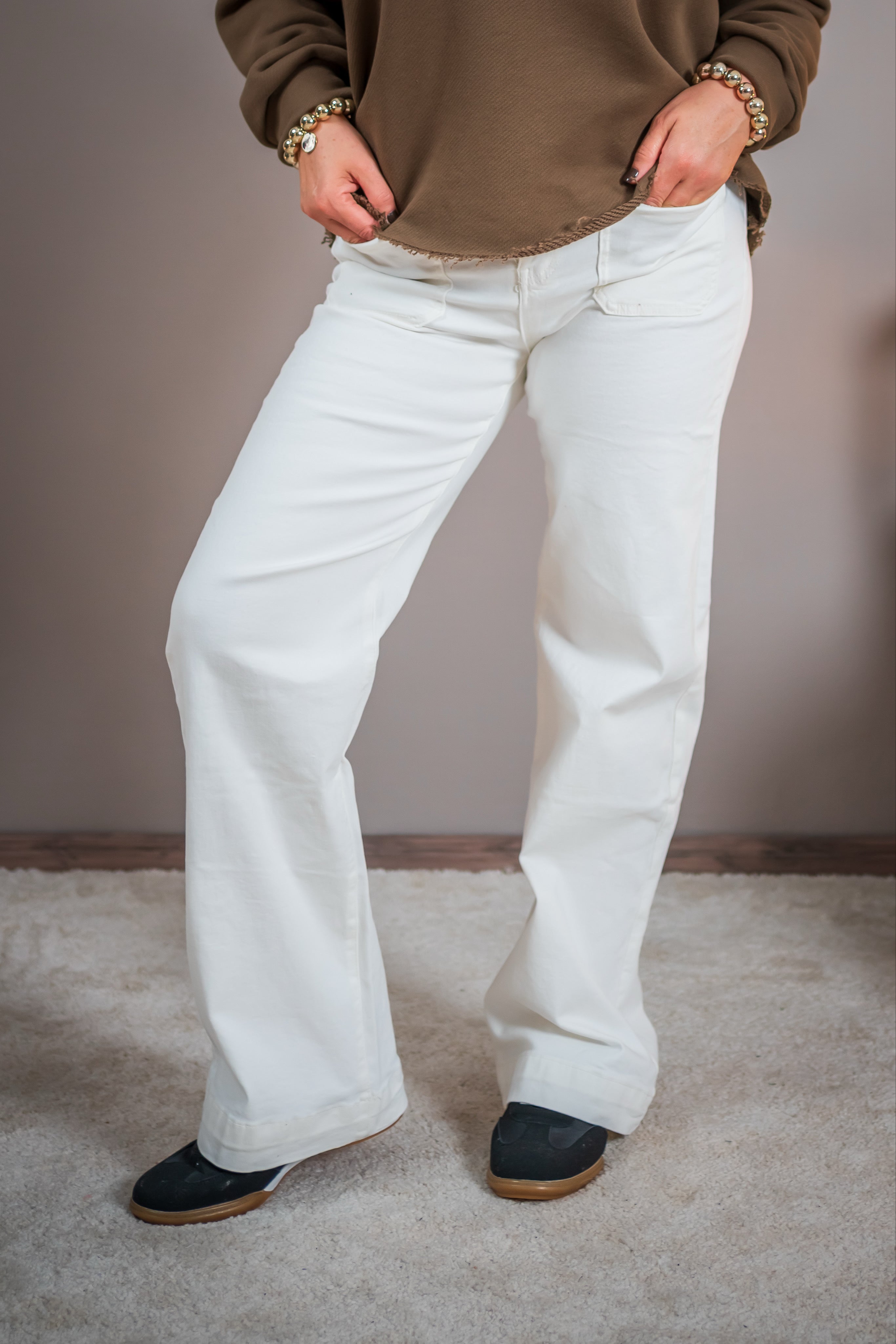 Jeans mit aufgesetzten Taschen, wollweiß