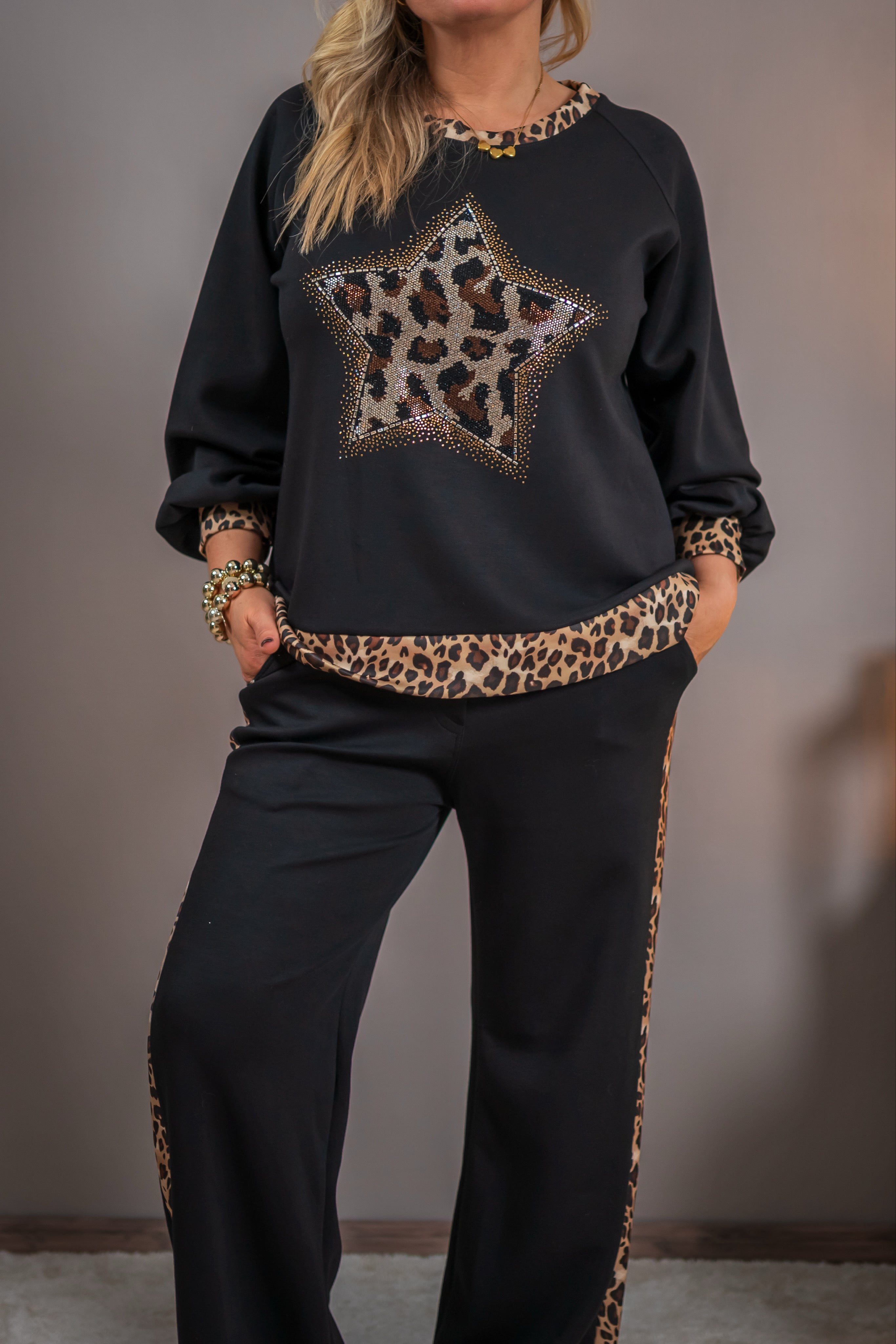Leichtes Sweatshirt mit Steinchen besetzt, schwarz