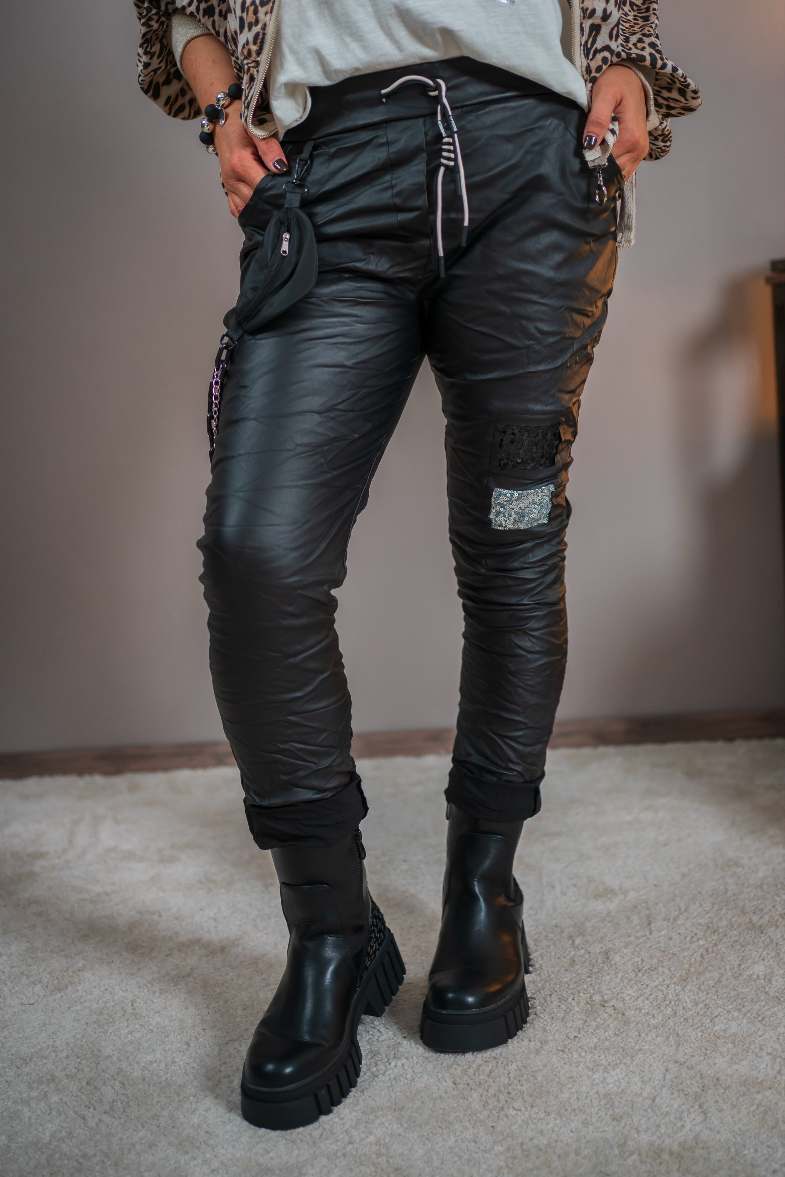 Jogpants aus Lederimitat mit Crinkle-Optik, schwarz