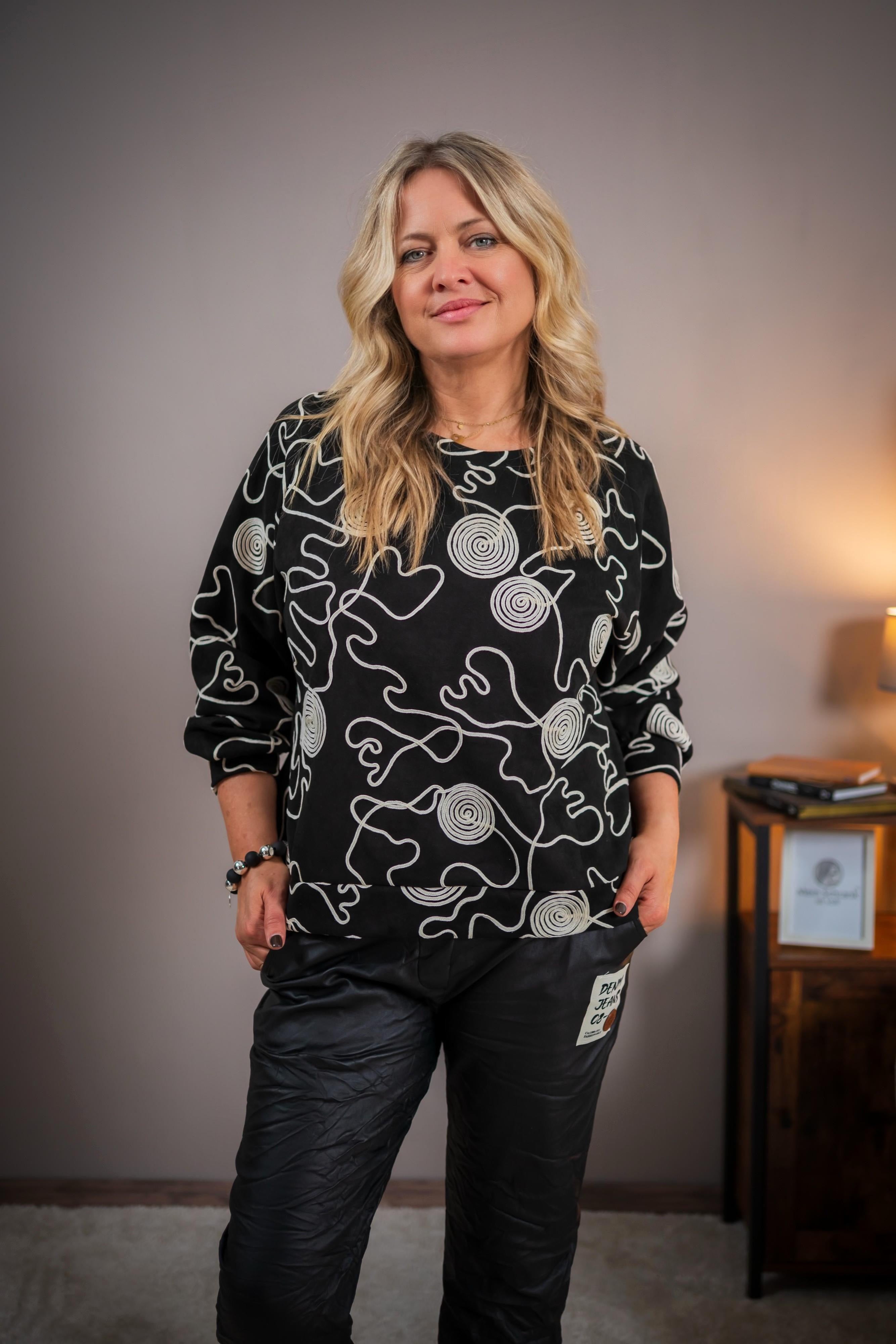 Pullover mit Stickerei, schwarz