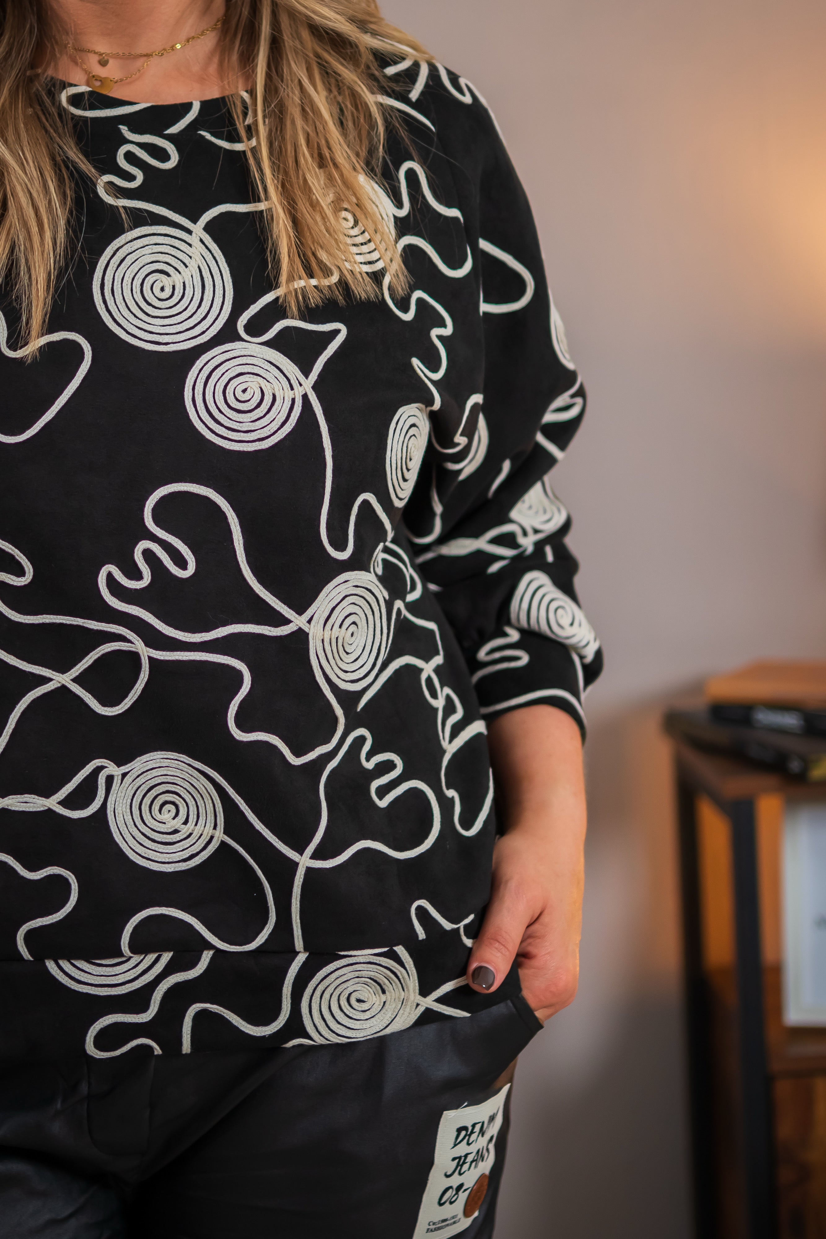Pullover mit Stickerei, schwarz