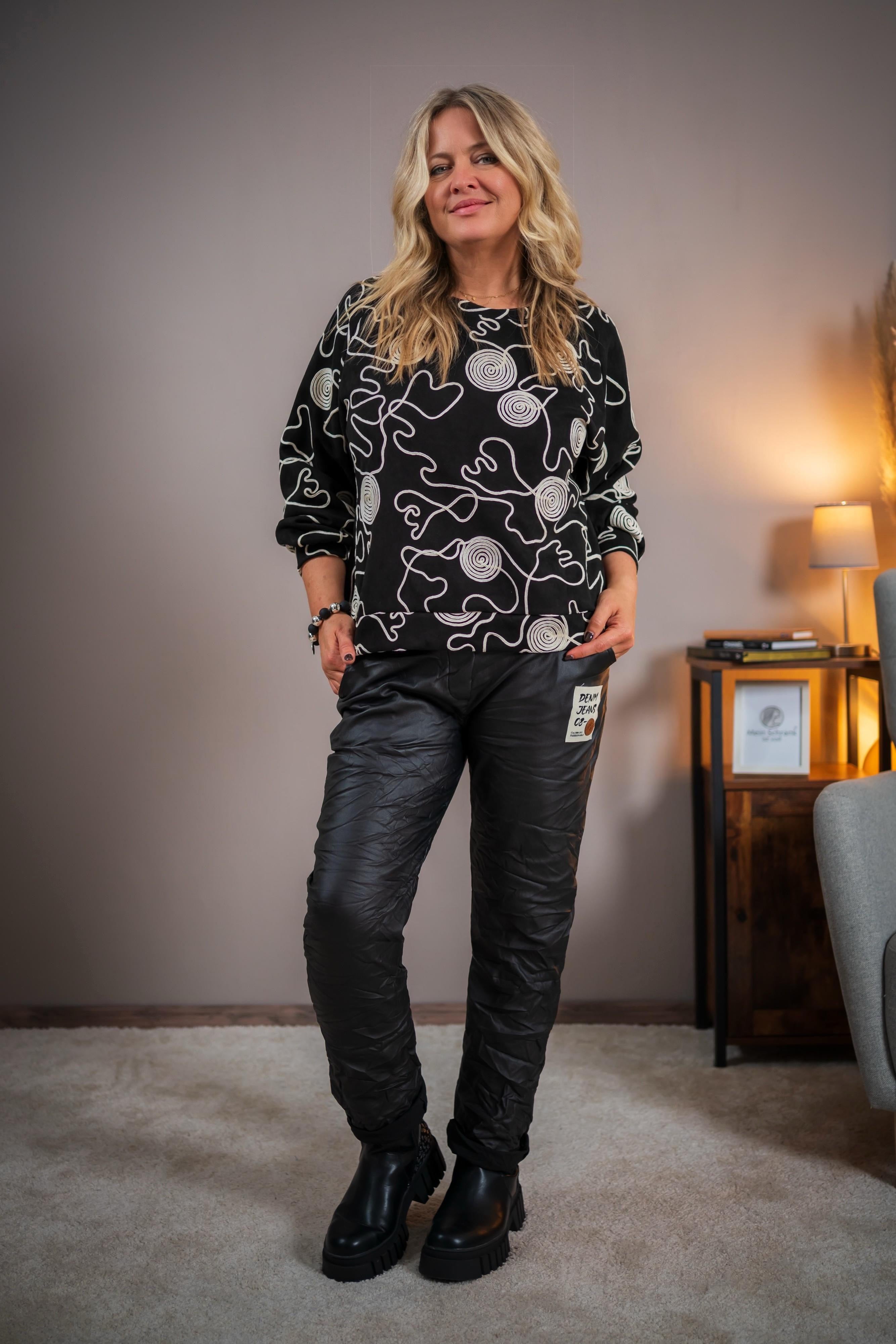 Pullover mit Stickerei, schwarz