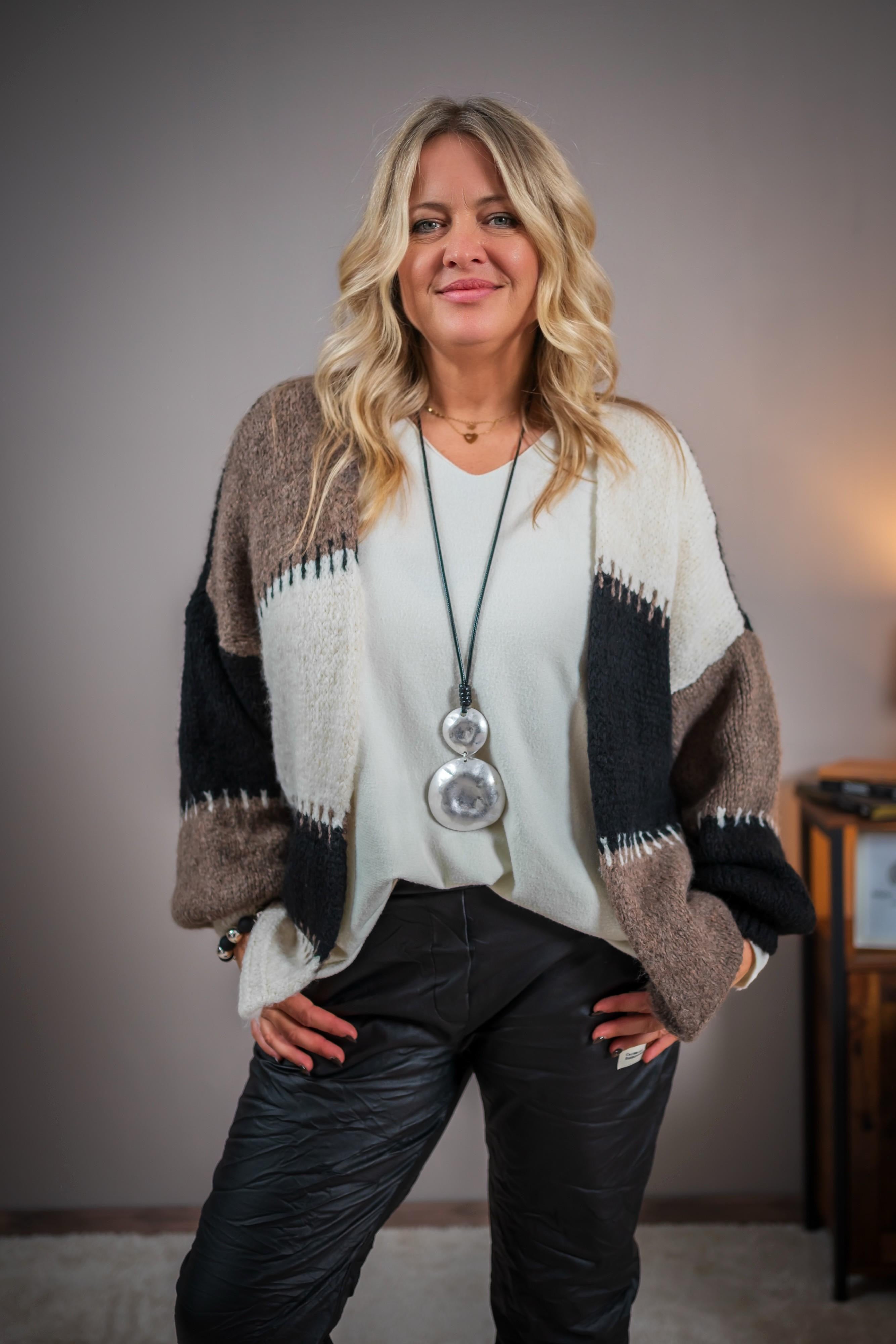 Oversize-Strickjacke, schokobraun-schwarz-wollweiß
