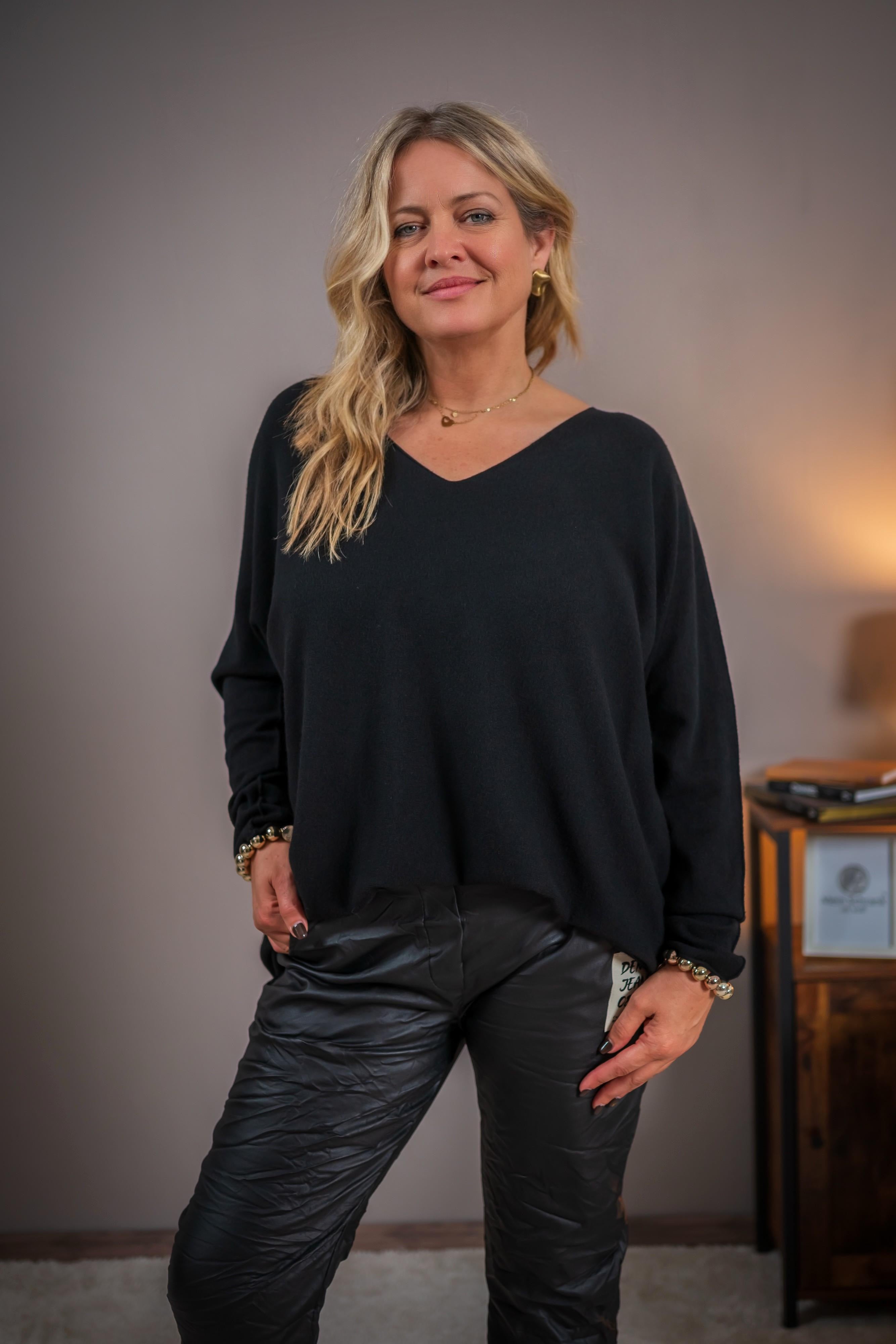 Feiner Strickpullover mit V-Ausschnitt, schwarz