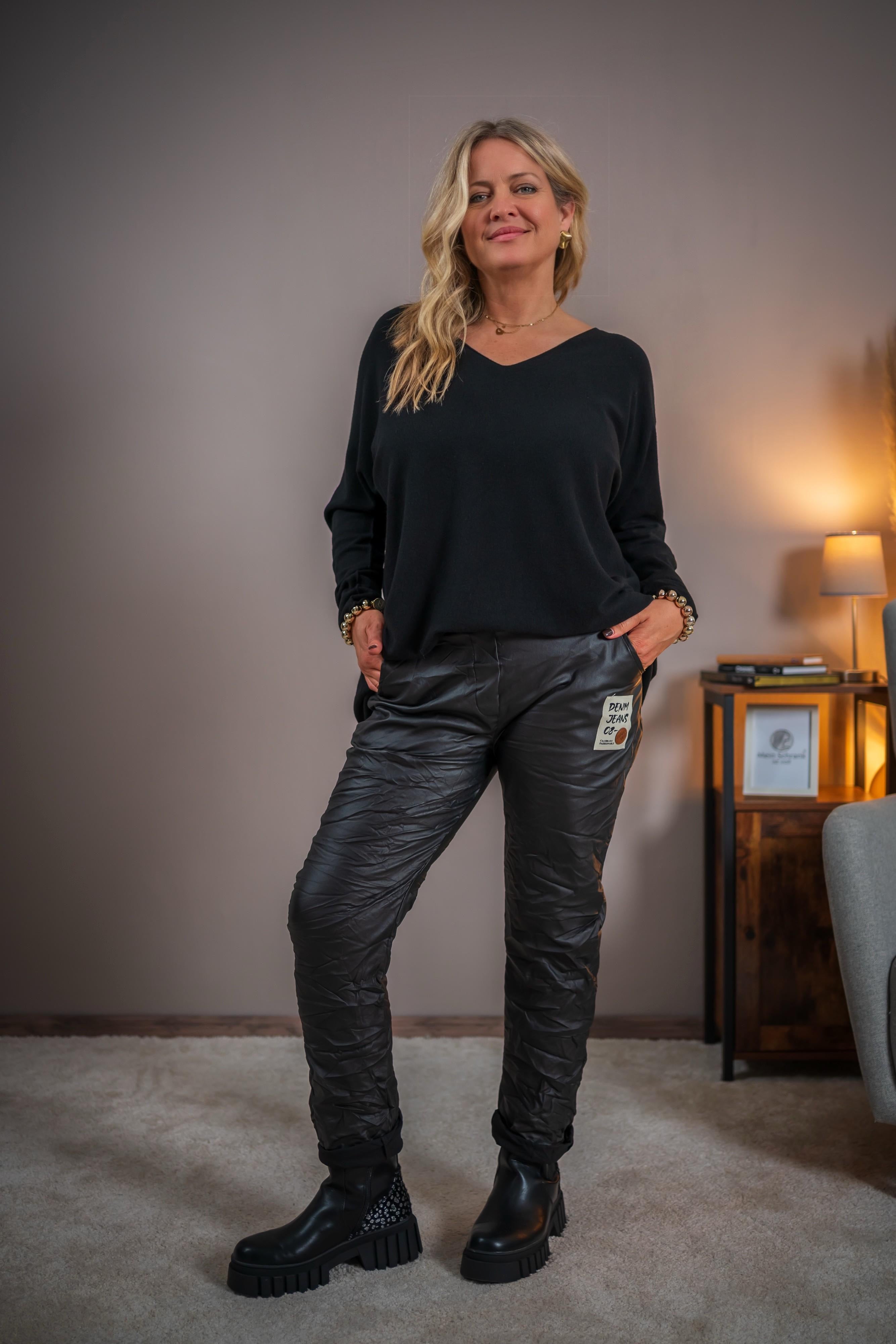 Feiner Strickpullover mit V-Ausschnitt, schwarz