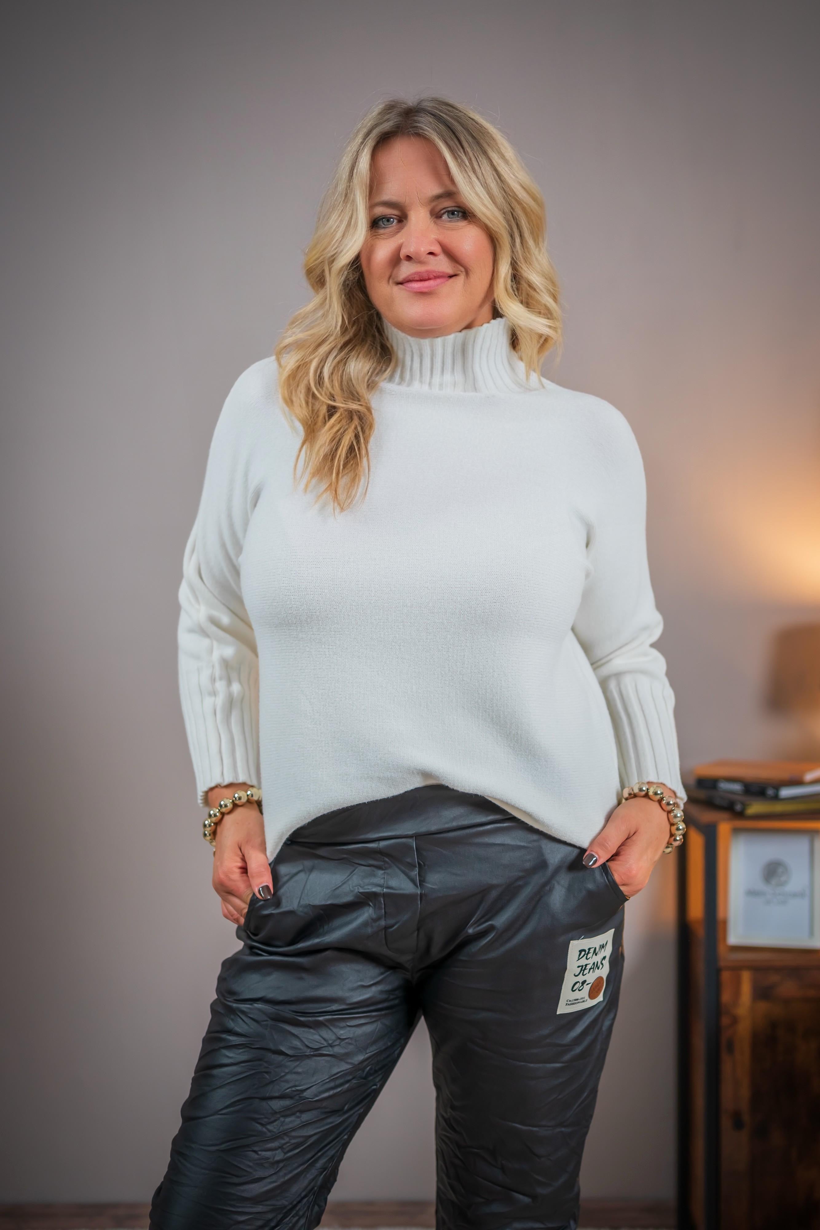 Strickpullover mit Stehkragen, wollweiß
