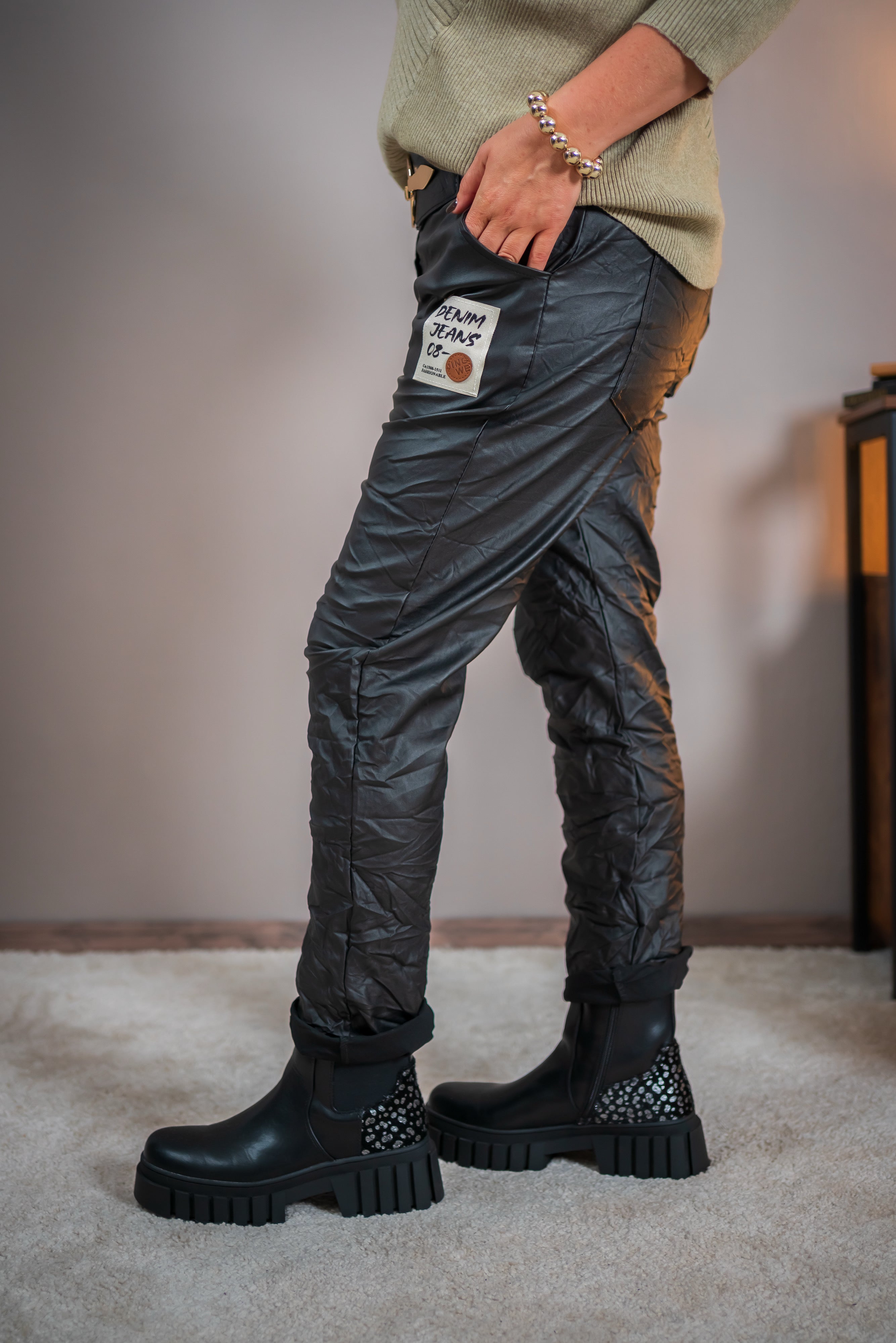 Jogpants im Leder-Look mit Gürtel, schwarz