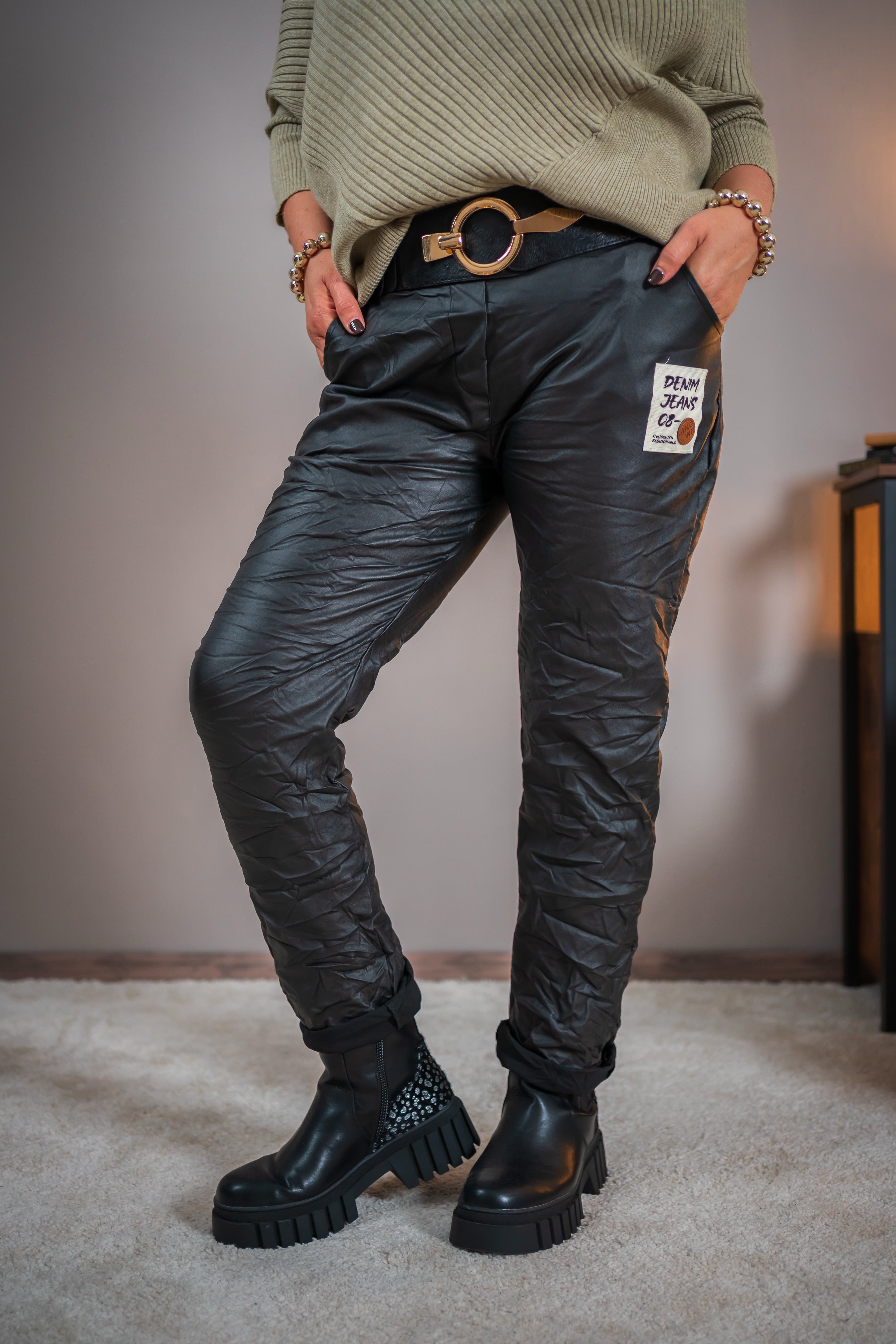 Jogpants im Leder-Look mit Gürtel, schwarz