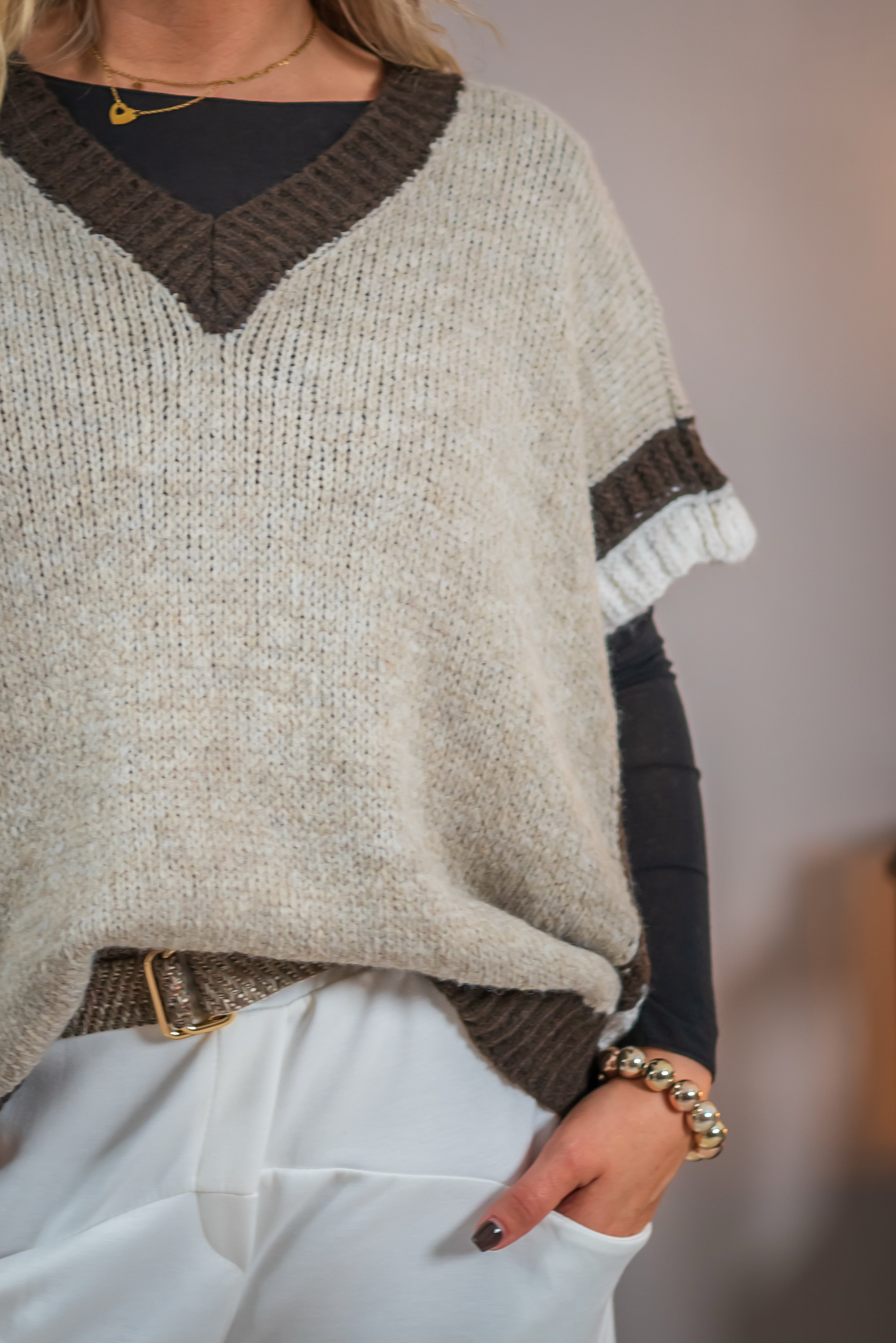 Strickponcho mit V-Ausschnitt, beige