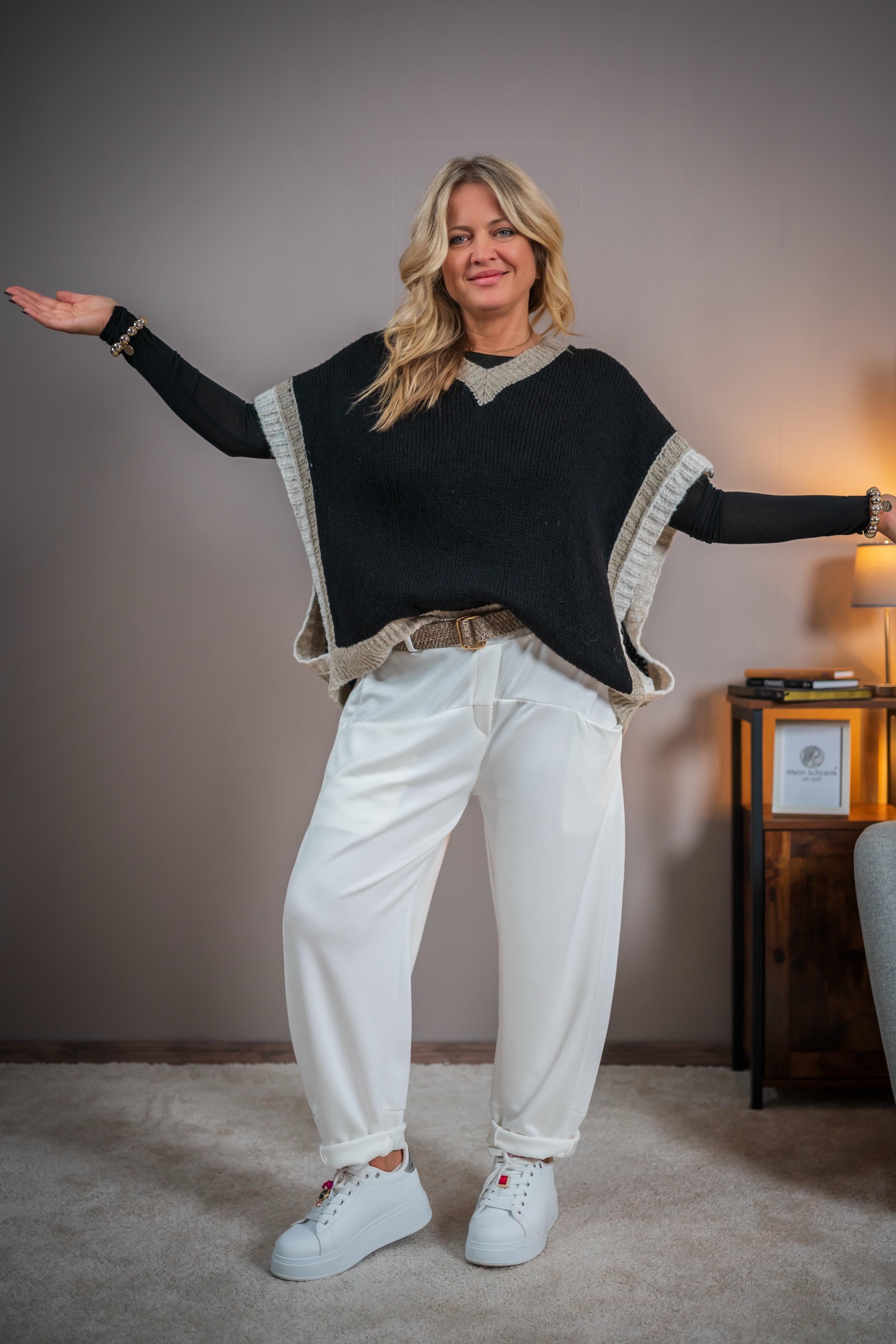 Strickponcho mit V-Ausschnitt, schwarz