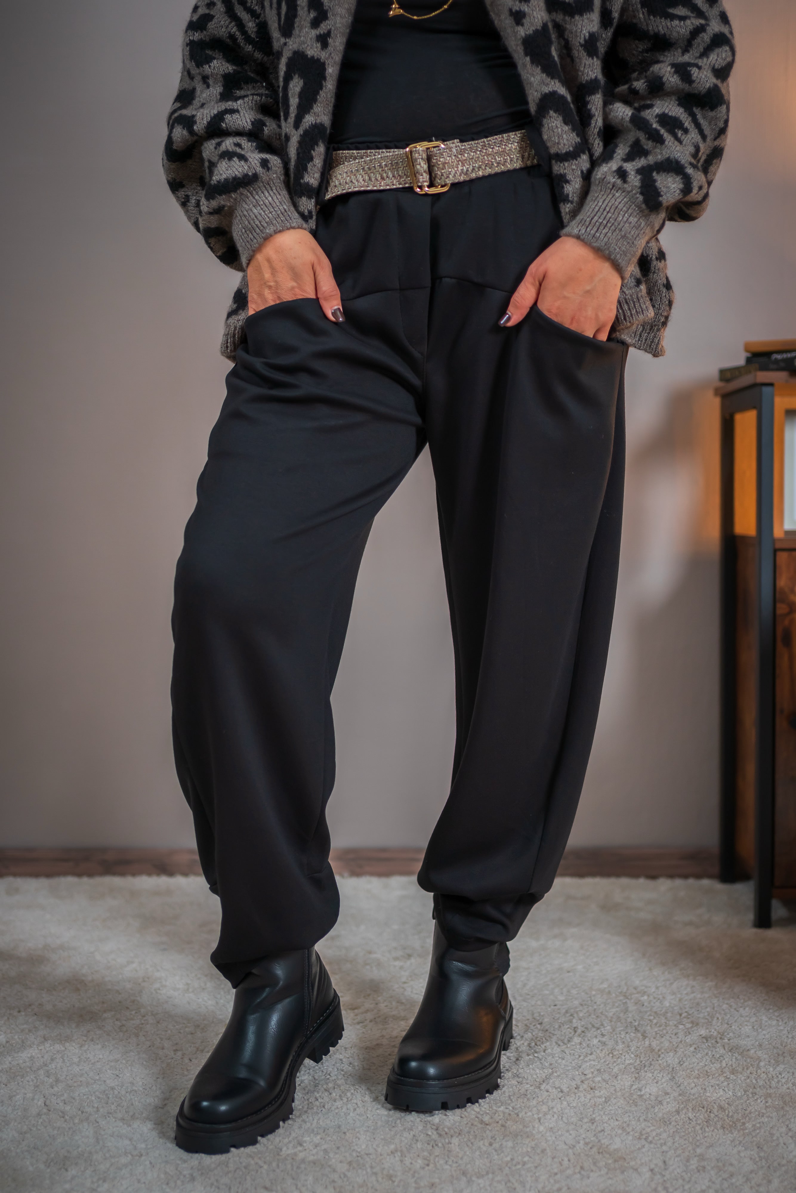 Jerseyhose mit Gürtel, schwarz