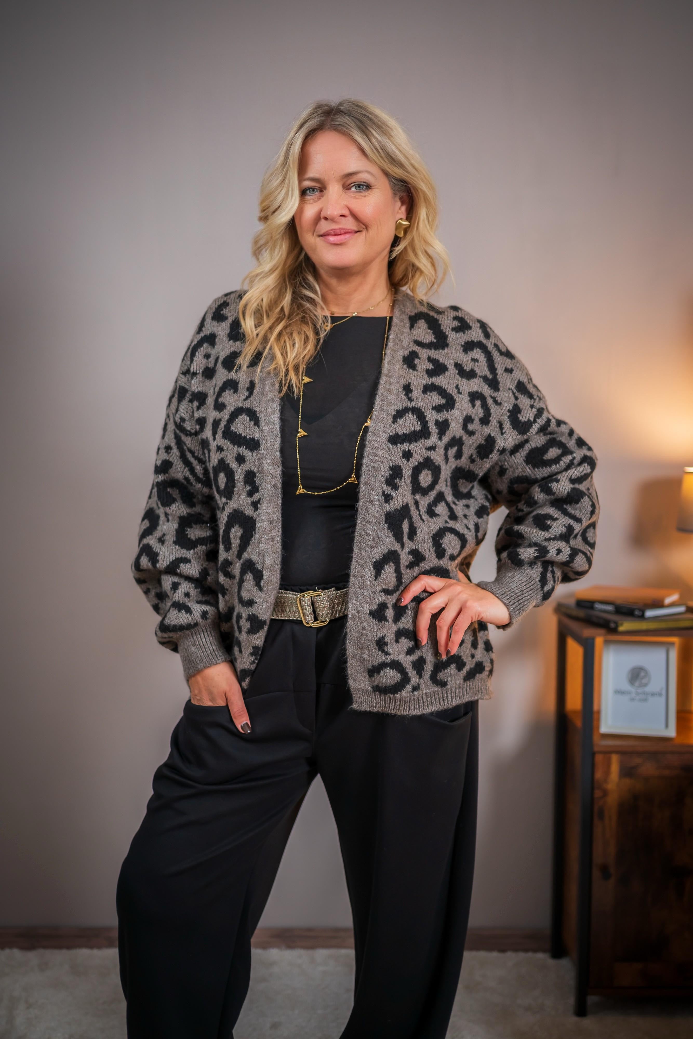 Strickjacke mit Leo-Muster, taupe