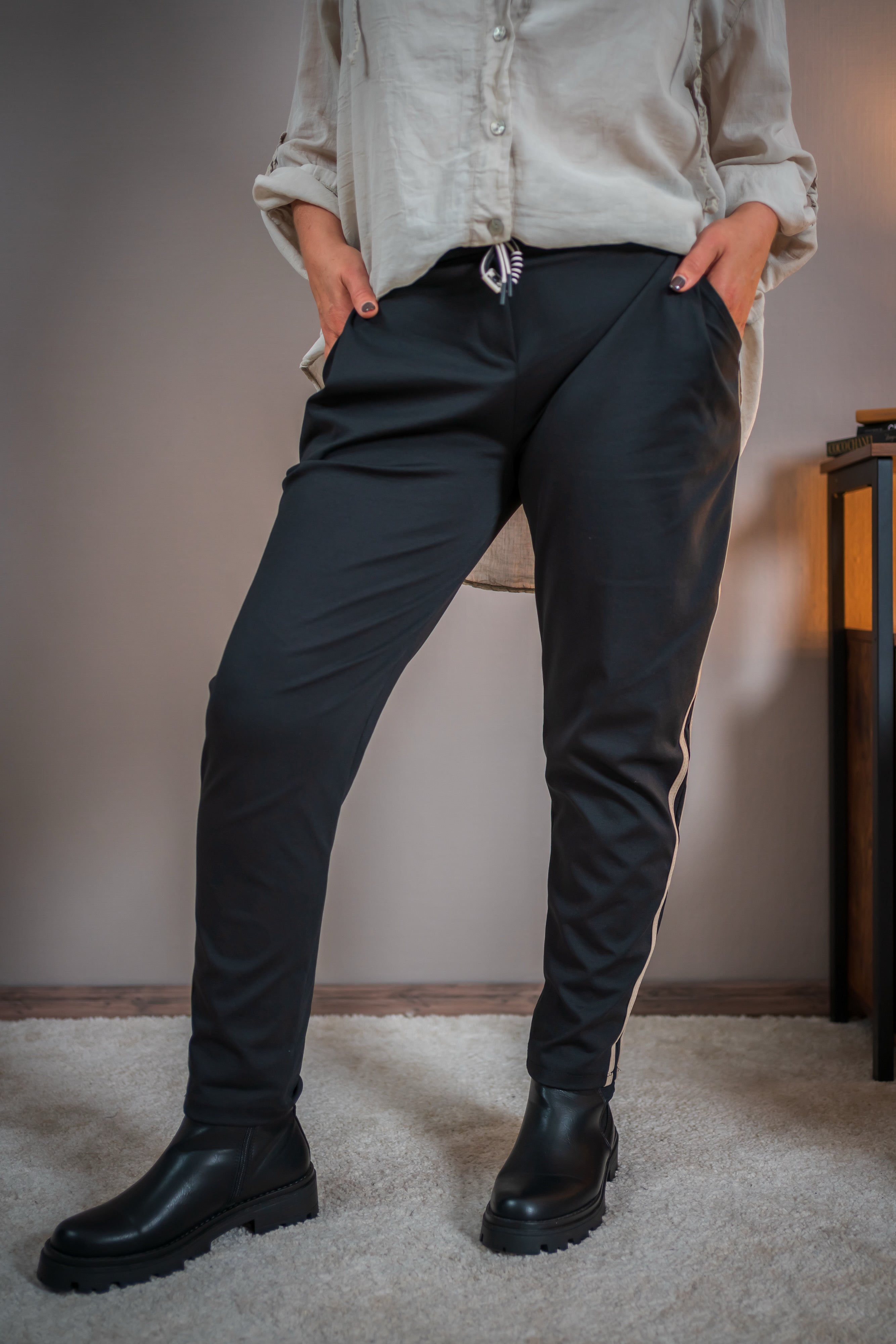 Hose mit Streifen, schwarz