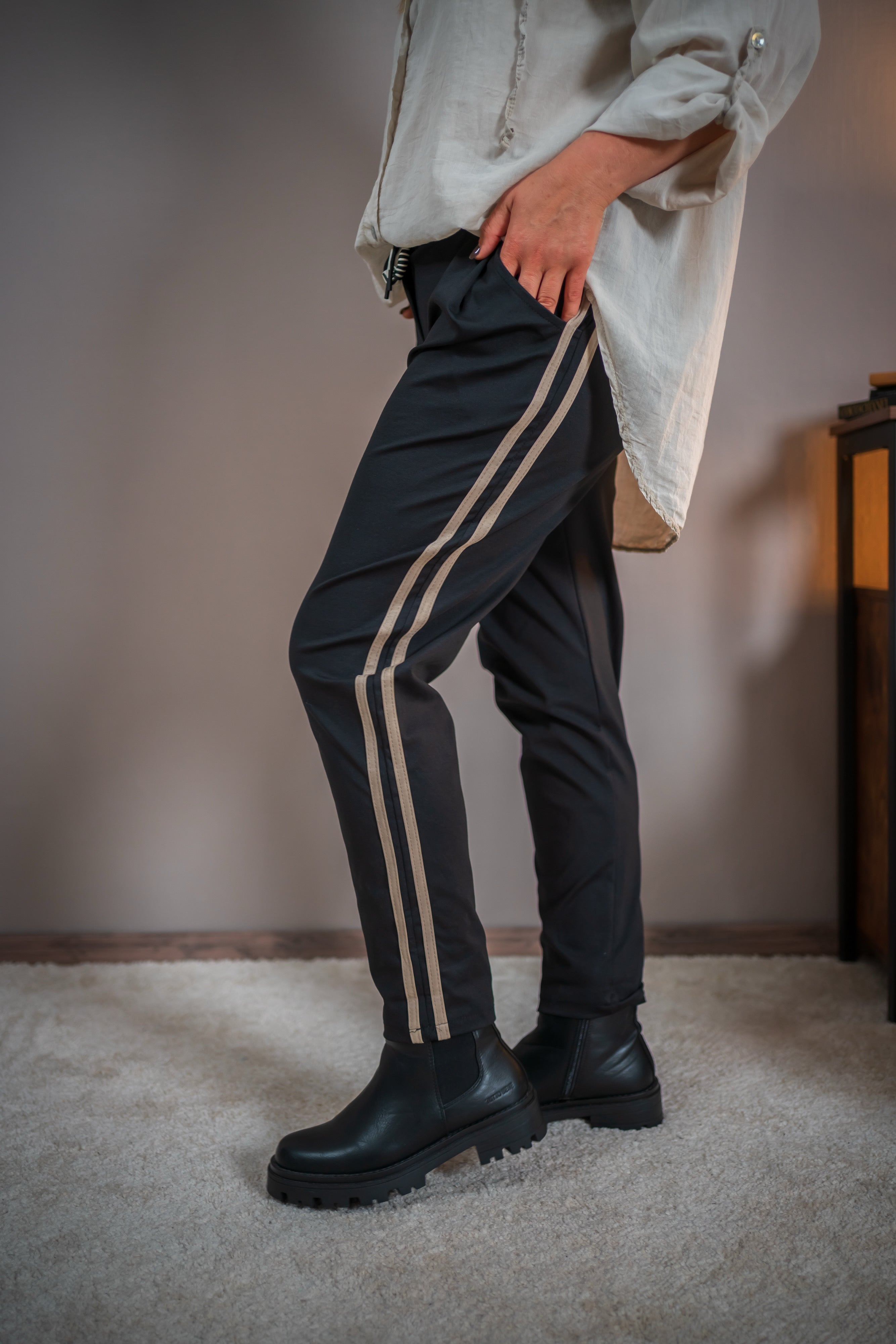 Hose mit Streifen, schwarz